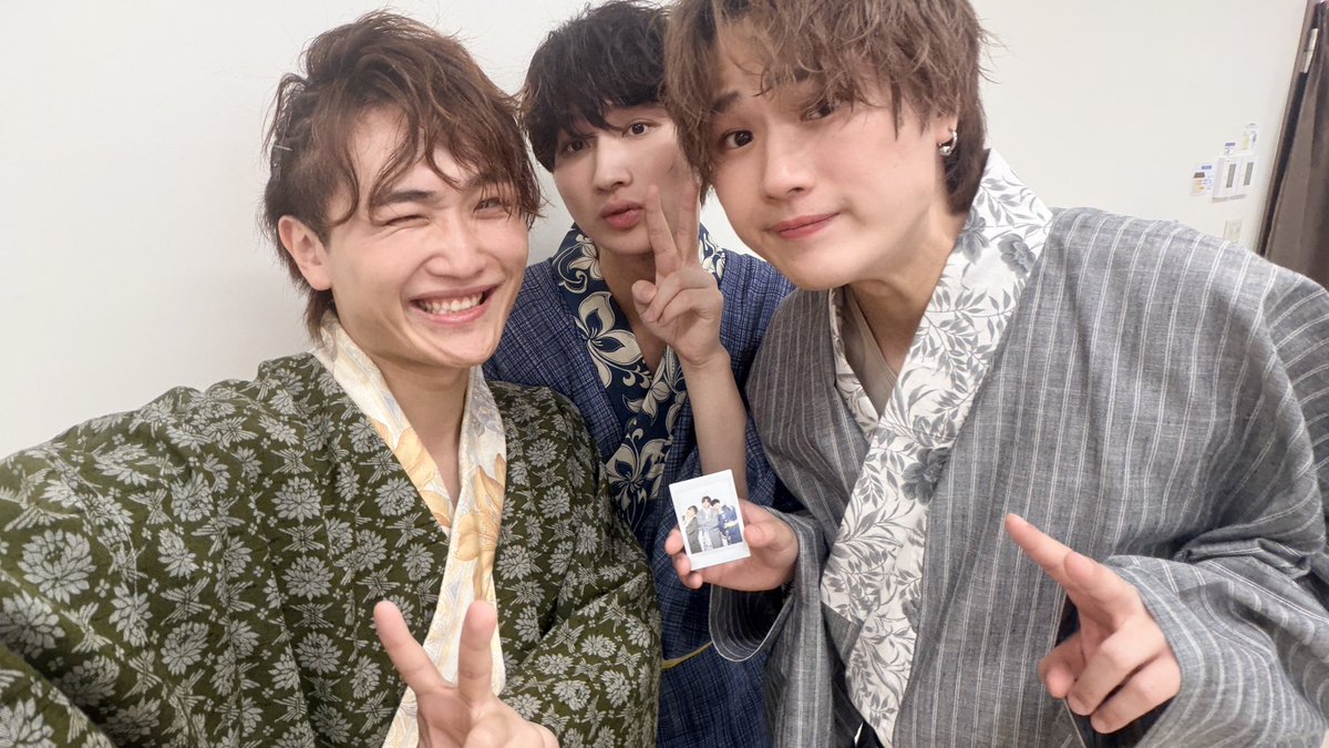 show_w_w's tweet photo. 大完売達成！！
リリースイベント天美ありがとうございました！！！（ ;  ; ）
とんでもない過去最大人数の中でトラブルもありつつも超えれてすっごくうれしかったあああ😭！たっくさん皆のスムーズに対応してくれたりコールアンドレスポンスしてくれたり温かかったからこそできたリリースイベントでした！
きてくれた人伝説をありがとう（ ;  ; ）
次は渋谷22日！！！絶対最後まで走り抜けるので最後のすずしょうともみにきてねえええ！！！！
おみやげの写真おくるね！！！