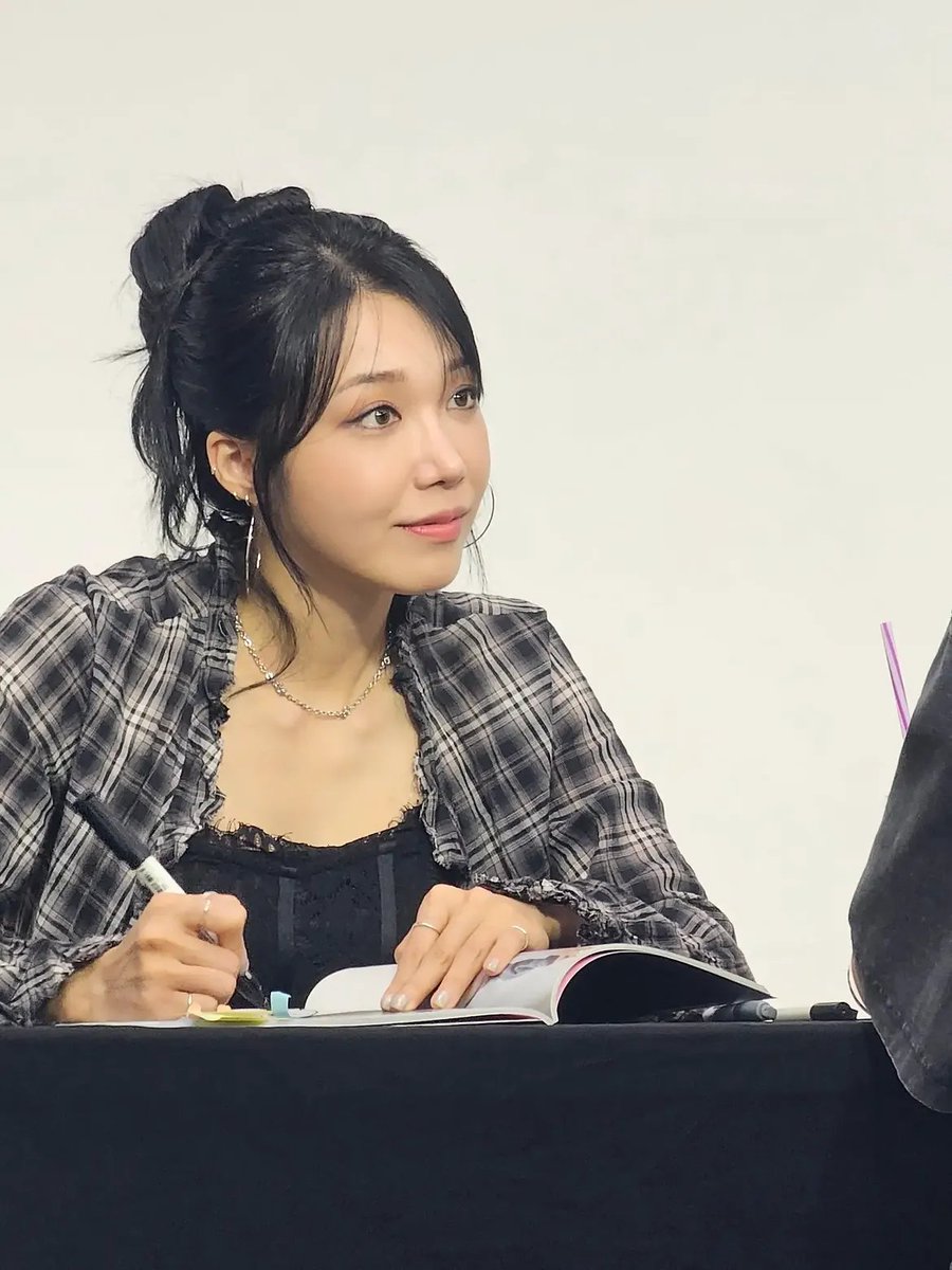 Eujimfan's tweet photo. Eunji'nin bugünkü hayran imza etkinliğinden çok güzel olmuş 
🥰♥️😍😘🫠
#jungeunji #eunji #apink https://t.co/3czSkb7RHl