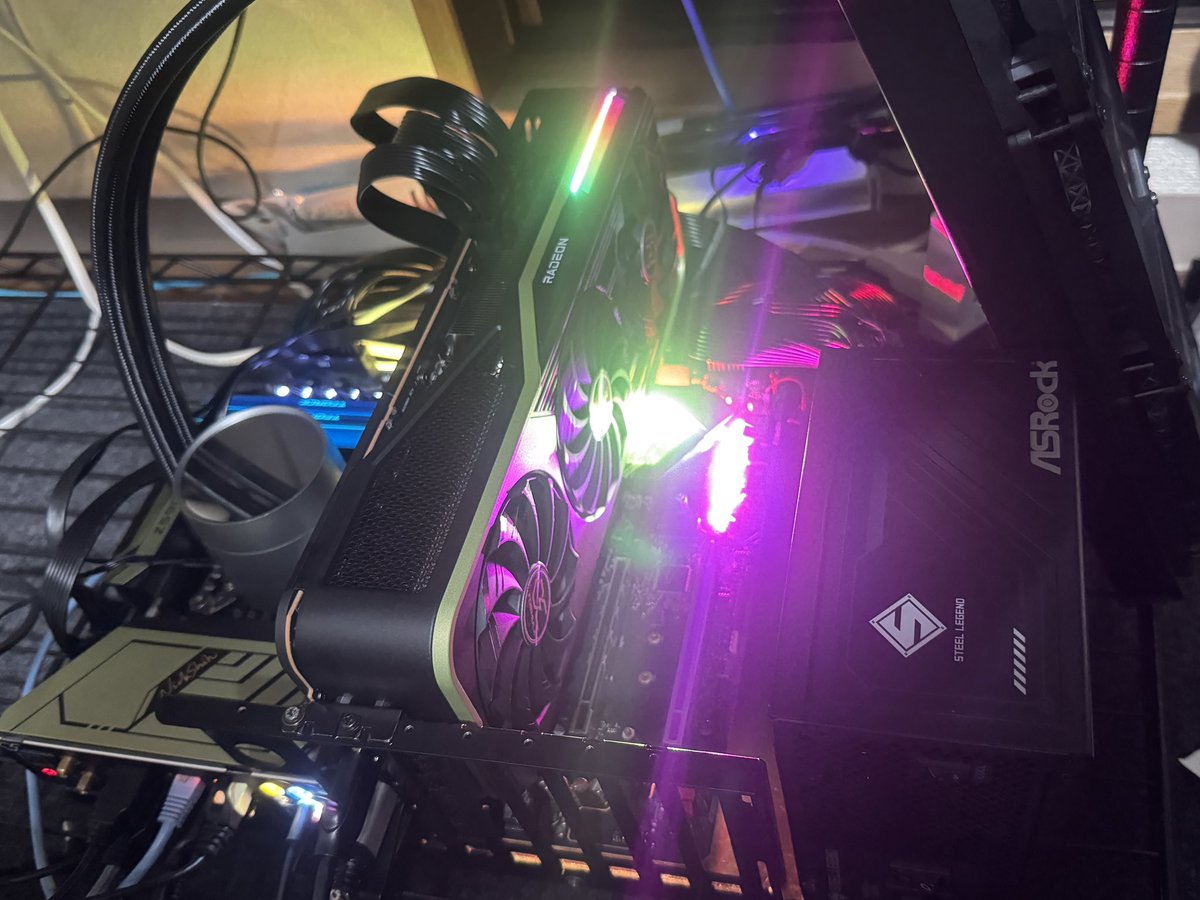 Xelisium's tweet photo. SIM機の電源壊れた〜ということでASRockの電源に交換してみた
（他のコンポーネントが最早時代錯誤）
(　　　▼　ω　▼　) https://t.co/fkVziHtZov