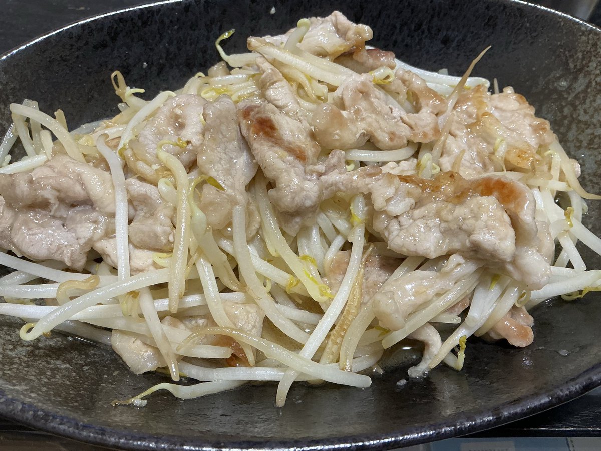 tomo_take_'s tweet photo. 最近ひたすら豆板醤だの甜麺醤だのを入れたもの食べ続けてるせいで、濃いめの味付けにした豚こまともやし炒めが物足りない(´･_･`) https://t.co/xRzjR941Cc