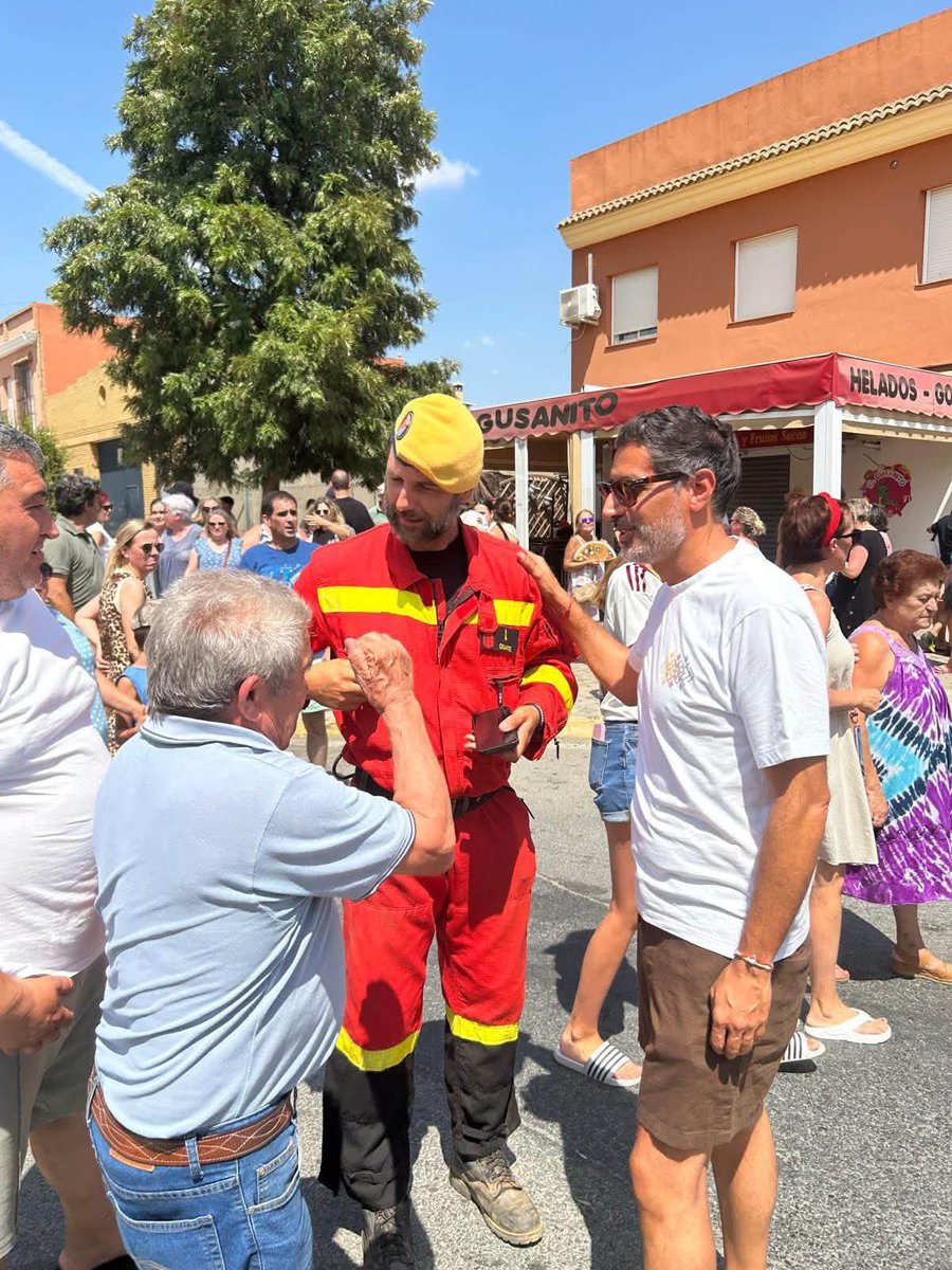 fuegosandalucia's tweet photo. El pueblo de #IFNiebla sale a despedir a los efectivos de la @UMEgob que abandonan el incendio al bajar a nivel 1. Aquí da igual los uniformes, sentimos el cariño de todos los pueblos de manera por igual. Gracias a todos los vecinos que se han acercado a despedirlos. Seguimos 👏🏻 https://t.co/6BwCxsqvFt
