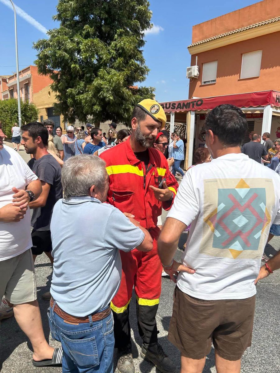 fuegosandalucia's tweet photo. El pueblo de #IFNiebla sale a despedir a los efectivos de la @UMEgob que abandonan el incendio al bajar a nivel 1. Aquí da igual los uniformes, sentimos el cariño de todos los pueblos de manera por igual. Gracias a todos los vecinos que se han acercado a despedirlos. Seguimos 👏🏻 https://t.co/6BwCxsqvFt