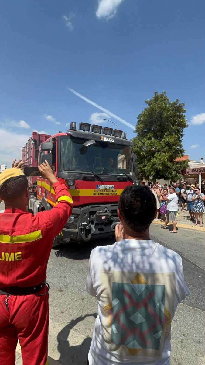 fuegosandalucia's tweet photo. El pueblo de #IFNiebla sale a despedir a los efectivos de la @UMEgob que abandonan el incendio al bajar a nivel 1. Aquí da igual los uniformes, sentimos el cariño de todos los pueblos de manera por igual. Gracias a todos los vecinos que se han acercado a despedirlos. Seguimos 👏🏻 https://t.co/6BwCxsqvFt