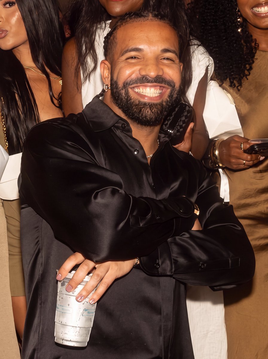 Rap's tweet photo. Drake is currently the most-streamed artist on Spotify worldwide 🏆

He’s receiving almost 60M Spotify streams everyday‼️ https://t.co/jFAkbaWVEn