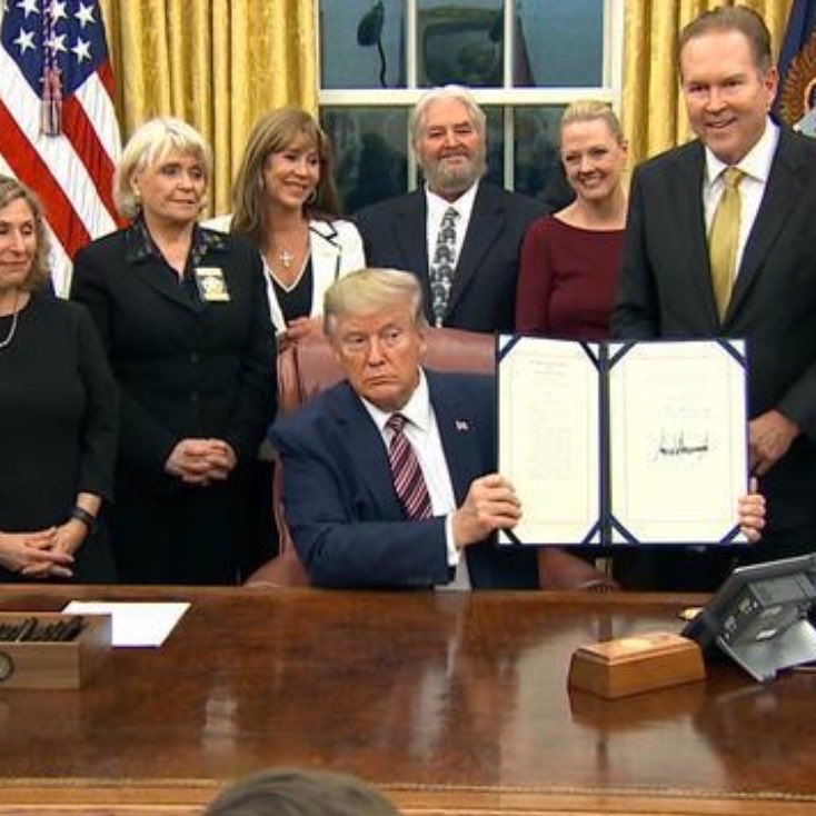 EnsedeCiencia's tweet photo. Trump convierte en delito federal los actos más graves de crueldad animal en Estados Unidos, estableciendo penas que pueden alcanzar hasta 7 años de prisión. 🐾🇺🇸 https://t.co/f4neyo5two