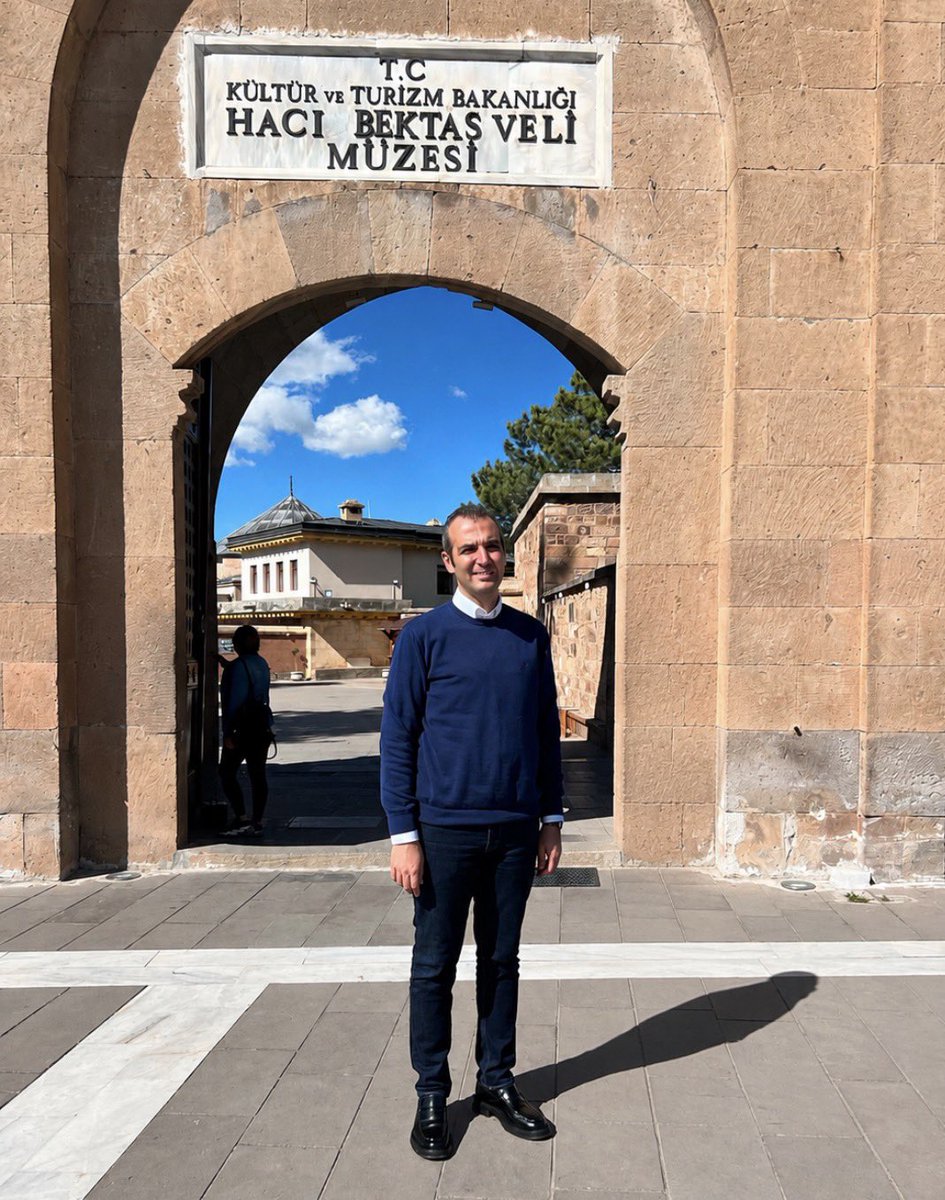 REmrahSahann's tweet photo. Çocukluğumun Hacıbektaş’ı kalabalıktı. 

Zamanı gelince annemin adakları için düşerdik yollara. Bir hastalık atlatılmıştır, bir bela savuşturulmuştur, bir dilek tutulmuş, Hünkar’a bir söz verilmiştir. Hacıbektaş, bu topraklarda Aleviler için kuşaklar boyunca böyle bir niyaz yeri oldu, şükrün de dileğin de adağın da yolu dönüp dolaşıp Serçeşme’ye vardı.

Benim hayatımda da öyle oldu. Üniversiteyi kazandığımda, evlendiğimde, evladım doğduğunda yolum Hünkar’ın huzuruna düştü. Hayatımın büyük küçük nice eşiğini orada niyaz ederek geçtim.

Yarın tekrar duruşmalarımız başlıyor. Heyet karşısına çıkıp anlatmaya devam edeceğiz. 

Oysa bilmiyorlar ki ben kaç kez dara durmuşum Hünkar’ın huzurunda… Esas divanlar vicdanımızda, Hünkar’ın huzurunda kurulur. Orada yalan dolan olmaz, verdiğin sözü unutmadan, sözünün hakkını vererek bir sonraki ziyaretinde yeniden huzura çıkarsın. Hele benim gibi altı yedi yaşından bu yana her sene birkaç kez o huzura varıyorsan, kurduğun bağ da verdiğin söz de hakikidir.

Şimdi onca kötülüğün ve zulmün içinde, her sene gittiğim Hünkar’ın huzuruna bu yıl gidemedim. 

Ama ne 12 metrekarelik hücre ne de dokuz metrelik duvarlar buna engel olabilir. Esen yelde, konan serçede, geçip giden bulutta bulurum yine Hünkar’ın huzurunu. Kaç don değiştirir Hünkar; bilmeyenin gözü duvarı görür, bilenin gönlü Hünkar’ı.

Bugün de oradaymışım gibi…

Duamız, niyetimiz, niyazımız belli Hünkarım. Çocuklar için, bu topraklar için, dürüst insanların zulme uğramadığı günlere…

Aşk ile.