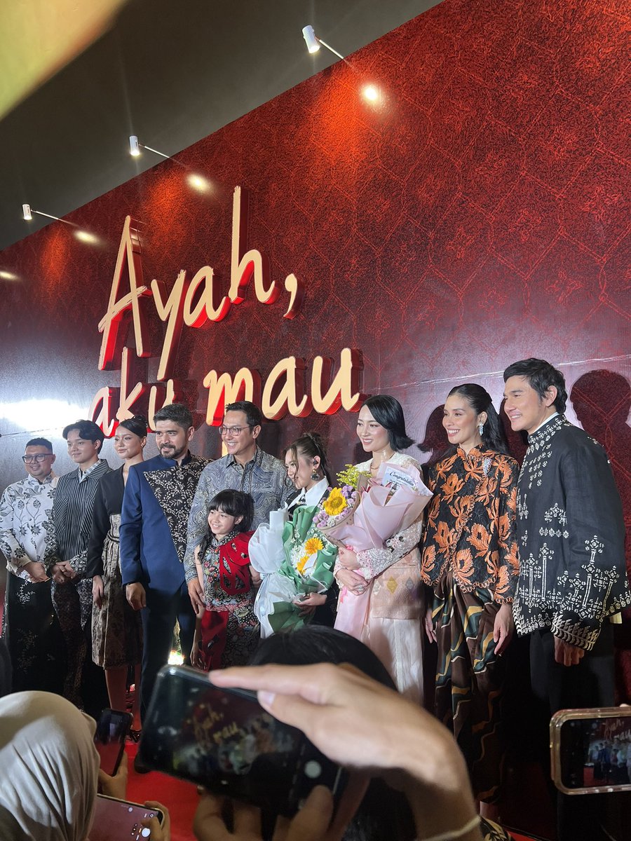 arkantaqy_'s tweet photo. Dapet kesempatan special screening si Gala Premiere “Ayah, Aku Mau Cerita” 

Nonton selama hampir 3 jam gak kerasa, filmnya seru &amp; ngakak banget!! tapi ada scene di mana bikin gw sedikit nangis apalagi diiringin ost “Pelindungmu” by @zivamagnolyeah dan banyak plot twist nya 😭👏🏻 https://t.co/rr06aeWrzK