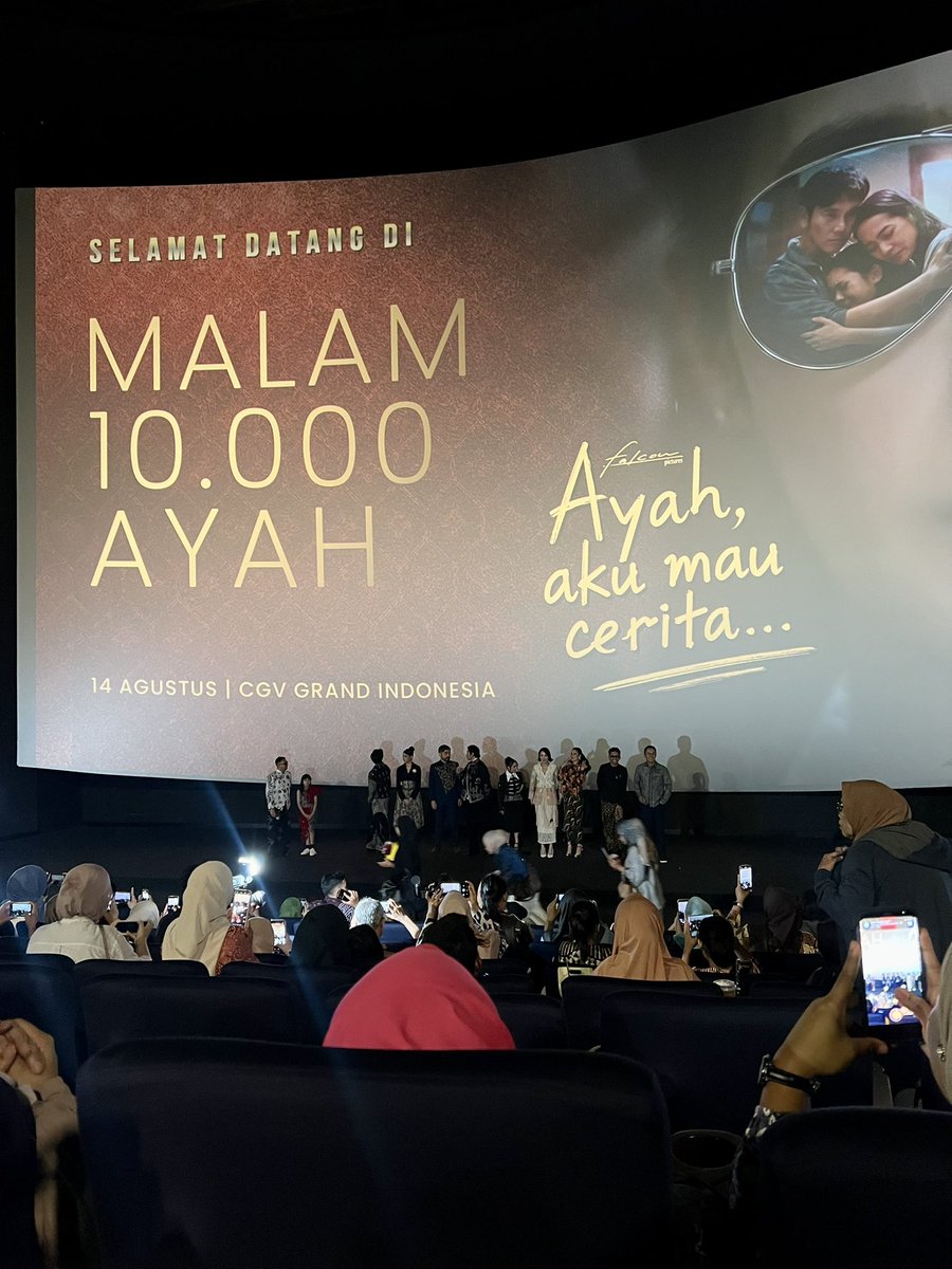 arkantaqy_'s tweet photo. Dapet kesempatan special screening si Gala Premiere “Ayah, Aku Mau Cerita” 

Nonton selama hampir 3 jam gak kerasa, filmnya seru &amp; ngakak banget!! tapi ada scene di mana bikin gw sedikit nangis apalagi diiringin ost “Pelindungmu” by @zivamagnolyeah dan banyak plot twist nya 😭👏🏻 https://t.co/rr06aeWrzK