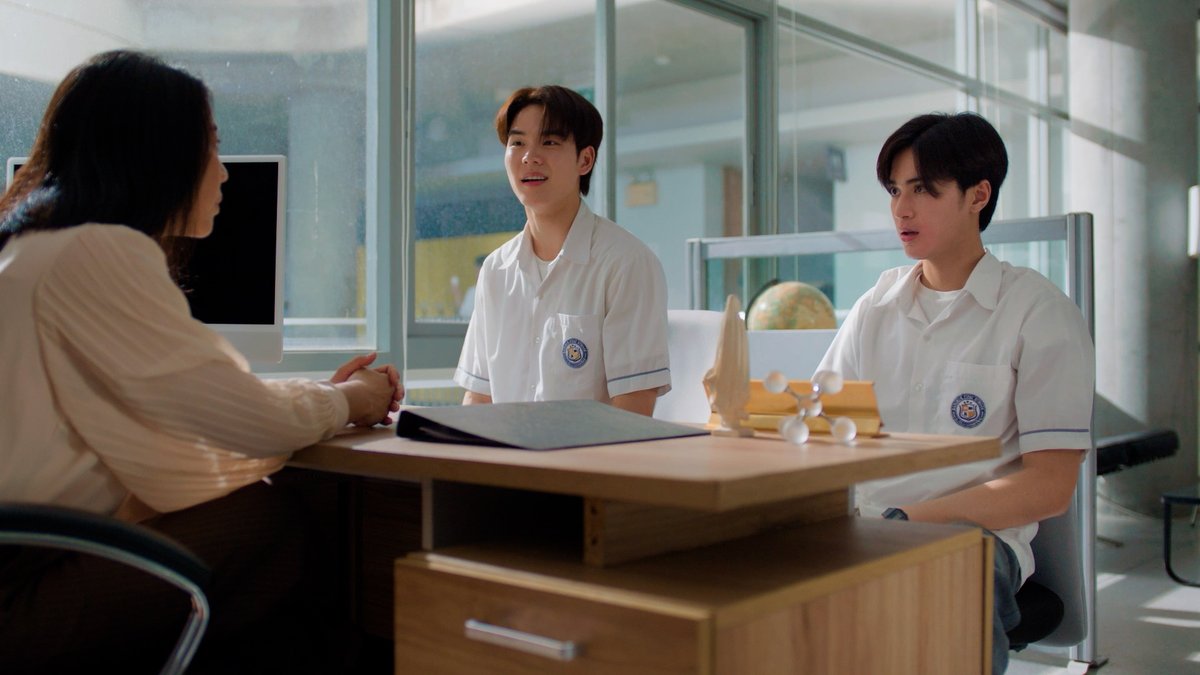 GMMTV's tweet photo. เรื่องเดิมพันของพ่อไม่จริงนะครับครูใหญ่ 😂
#MatchPointSeriesEP4

@wwwteshow06 @PKrittanun @Chimonac https://t.co/PBcPt1i3AD