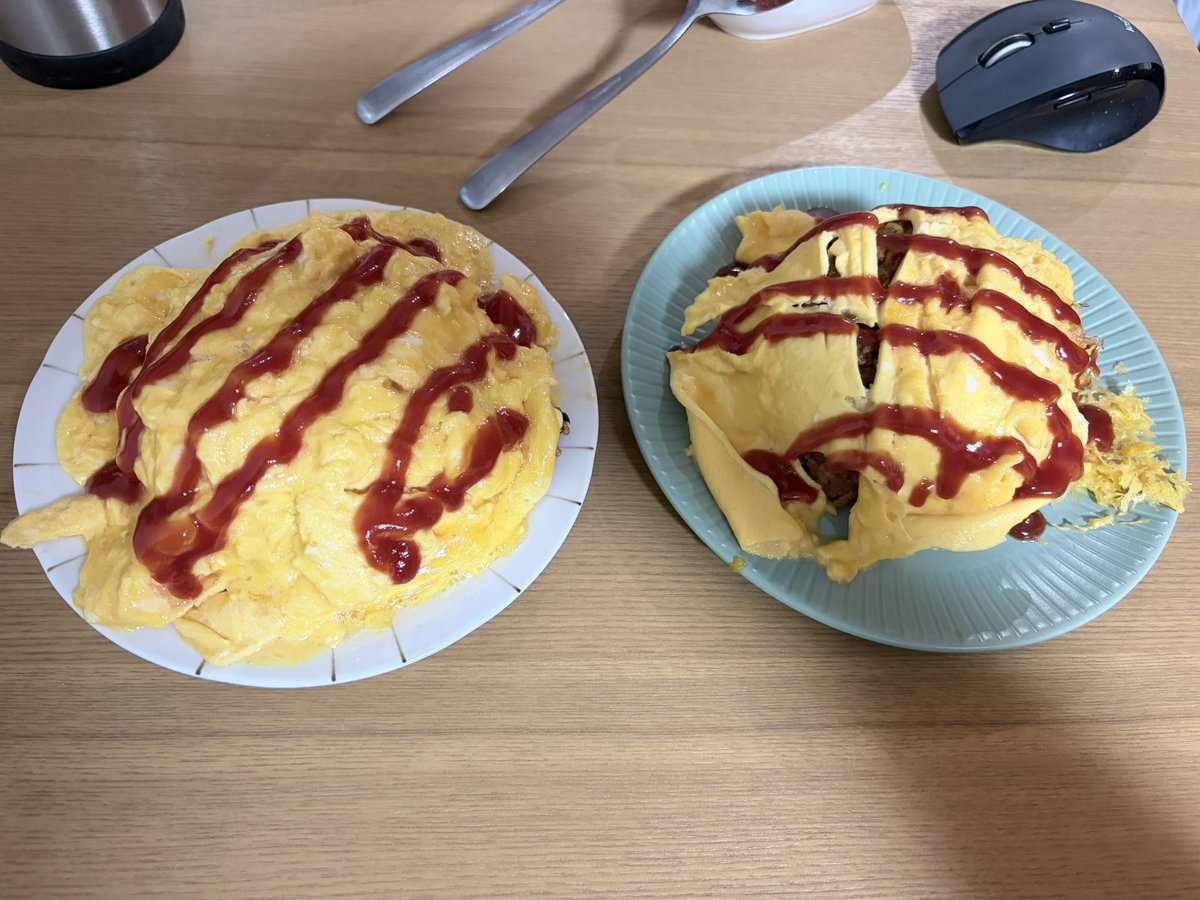 m_tech_dir's tweet photo. 左がわたし
右が工房長

わたしはオムレツ作って切るやつできない https://t.co/Yu5ooUZ2nz