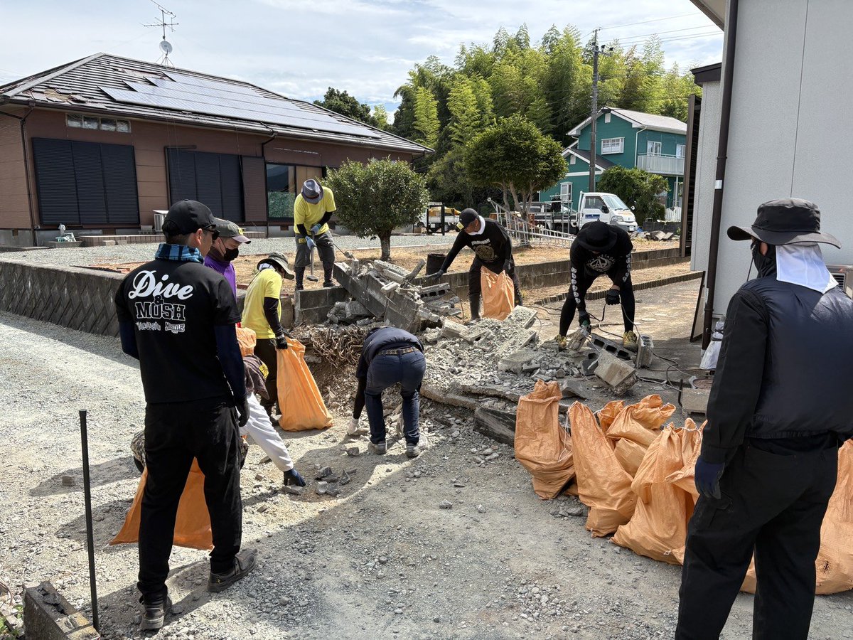 jishuren_kuma's tweet photo. 【#令和8年熊本地震】
今日も #宇城市松橋 で作業です。倒れたブロック塀をハンマーやバールで分解、ブロック中に入った鉄筋はサンダーで切断し、次々袋に詰めていきます。人数が多いとあっという間に進みます。曇り空のはずがやっぱり暑くて汗が吹き出します。
@jackery
#幡再
#九州自主練 https://t.co/SWnbXuzXwD
