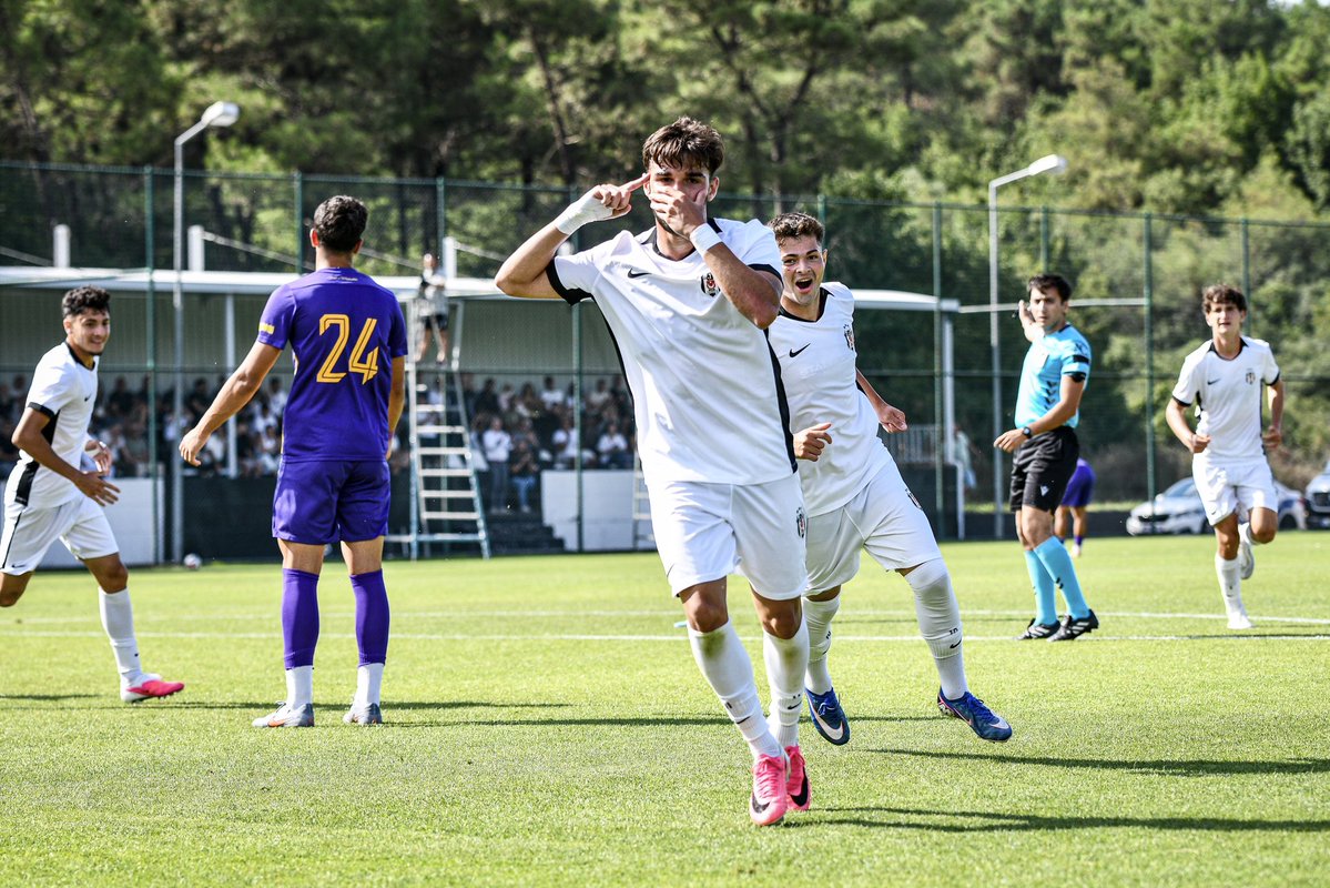 BjkAkademi's tweet photo. İlk yarı sona erdi. | U19 PAF Ligi

Beşiktaş 4:1 Eyüpspor

⚽️ 8’ Batuhan Fazıl
⚽️ 19’ Sarp Karatopraklı
⚽️ 22’ Alamgir Smakov
⚽️ 24’ Ali Pağda https://t.co/Xk2IRGQkTQ
