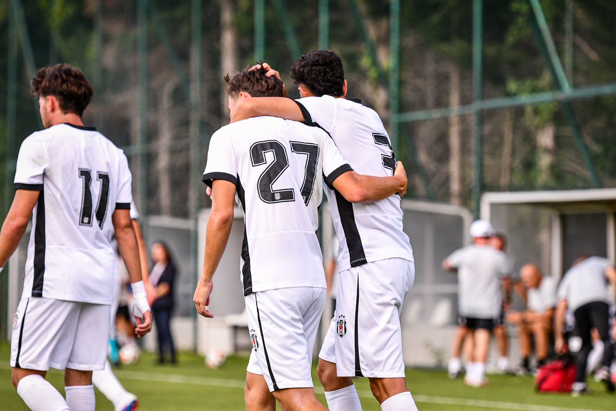 BjkAkademi's tweet photo. İlk yarı sona erdi. | U19 PAF Ligi

Beşiktaş 4:1 Eyüpspor

⚽️ 8’ Batuhan Fazıl
⚽️ 19’ Sarp Karatopraklı
⚽️ 22’ Alamgir Smakov
⚽️ 24’ Ali Pağda https://t.co/Xk2IRGQkTQ