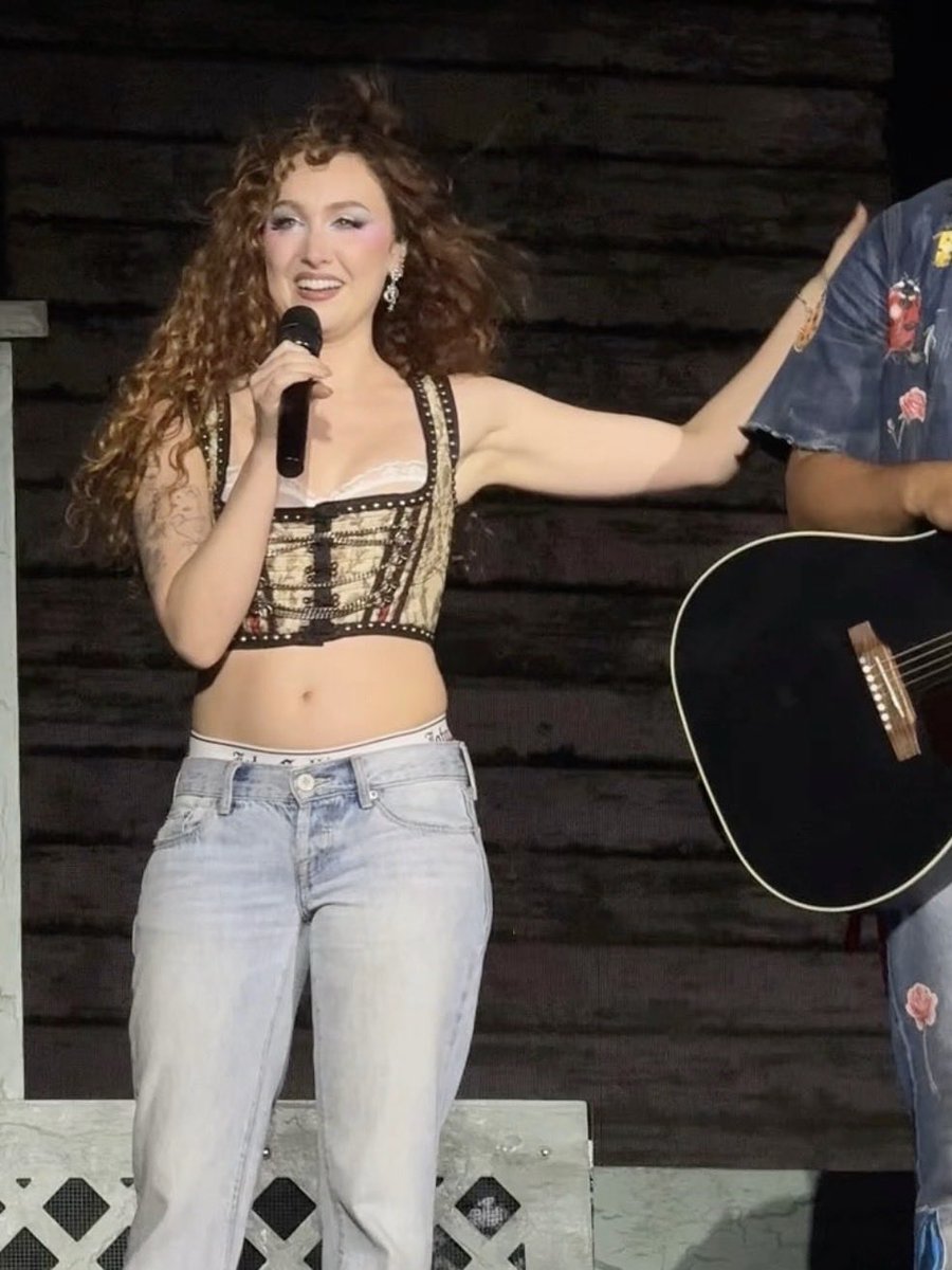 jessinomenon's tweet photo. the underwear visible under the jeans https://t.co/TdwhFI4QZy