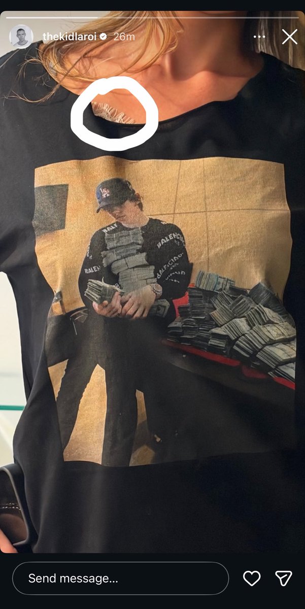 nobodysmcrae's tweet photo. After Tate McRae was seen 2 days ago wearing The Kid Laroi’s shirt, then Laroi posts a woman oddly similar to Tate just last night👀 https://t.co/P2LHox8oVU