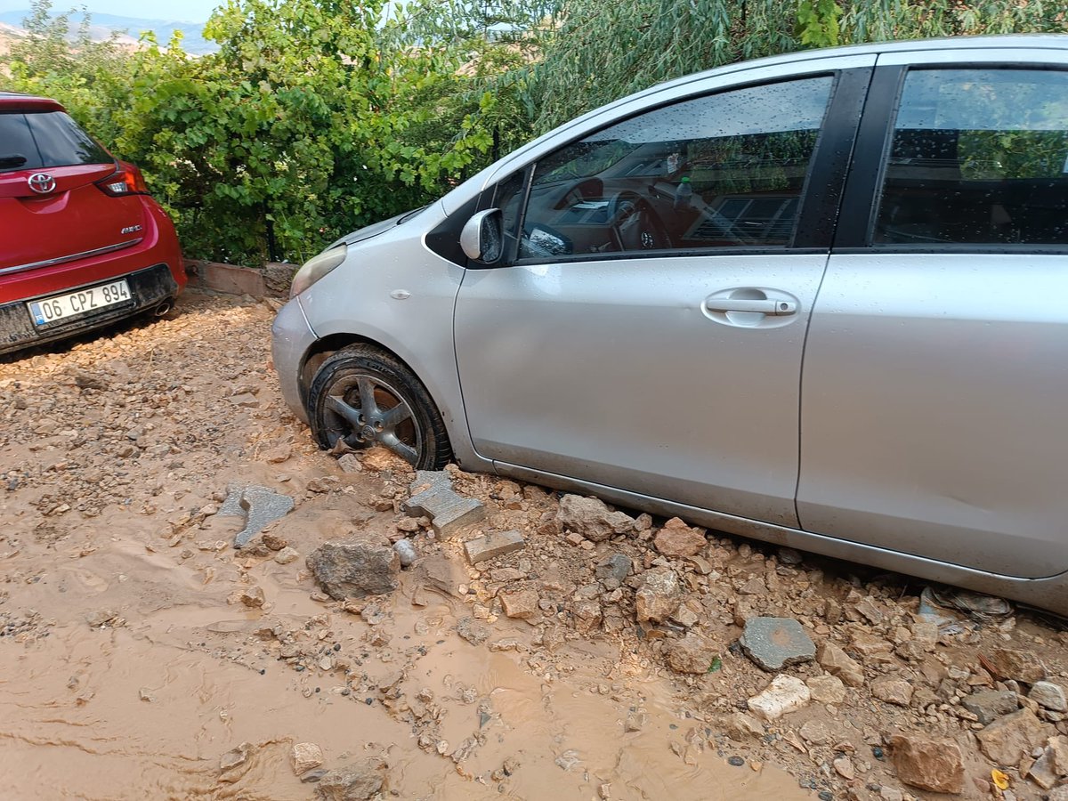 MalatyaBelTr's tweet photo. 🌧️ Ekiplerimiz Sahada

Hekimhan Kocaözü Mahallesi’nde etkili olan yağış sonrası oluşan sel ve su baskınlarına ekiplerimiz müdahale ediyor.

Yollara gelen çamur ve taşların temizlenmesi için asfalt ekiplerimiz, su baskınına ise itfaiye ekiplerimiz müdahale ediyor.

Çalışmalarımız sahada aralıksız sürüyor.