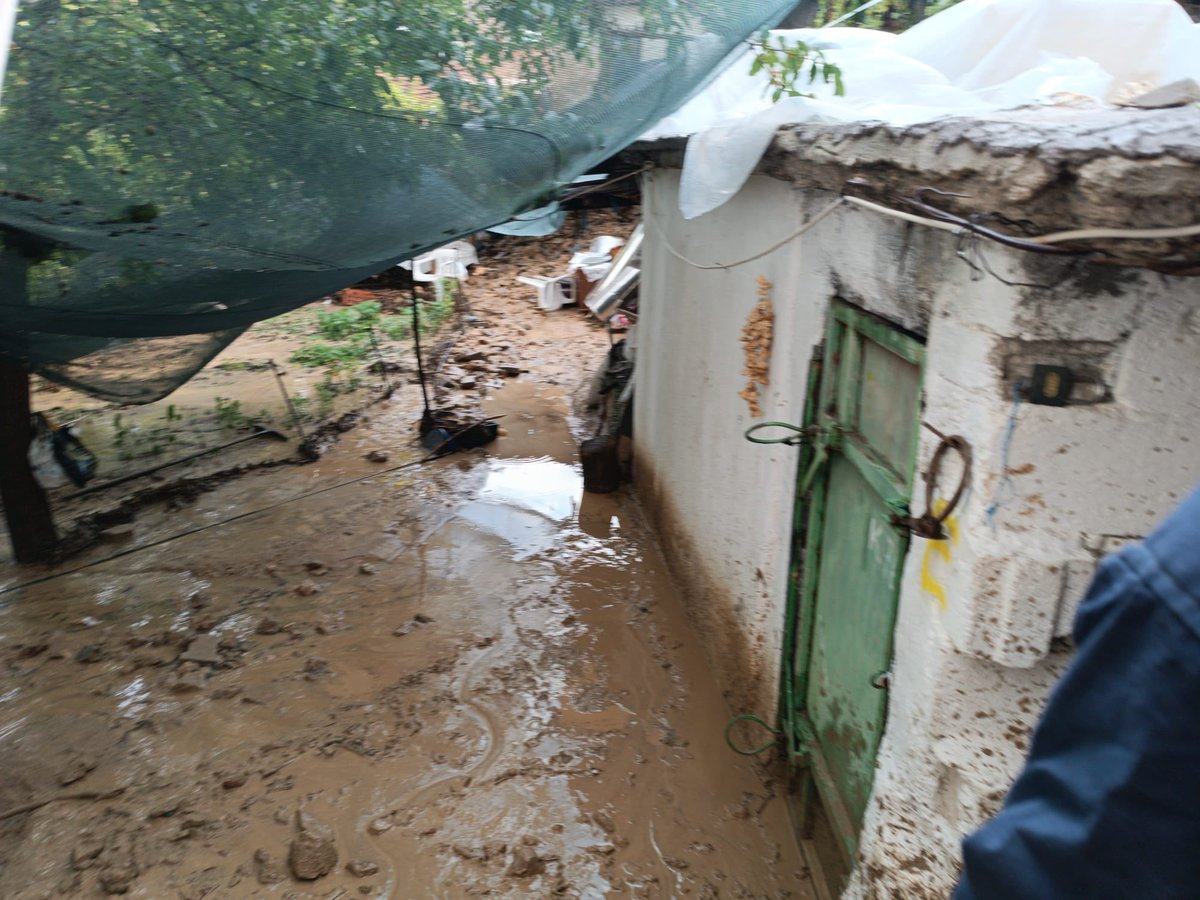 MalatyaBelTr's tweet photo. 🌧️ Ekiplerimiz Sahada

Hekimhan Kocaözü Mahallesi’nde etkili olan yağış sonrası oluşan sel ve su baskınlarına ekiplerimiz müdahale ediyor.

Yollara gelen çamur ve taşların temizlenmesi için asfalt ekiplerimiz, su baskınına ise itfaiye ekiplerimiz müdahale ediyor.

Çalışmalarımız sahada aralıksız sürüyor.