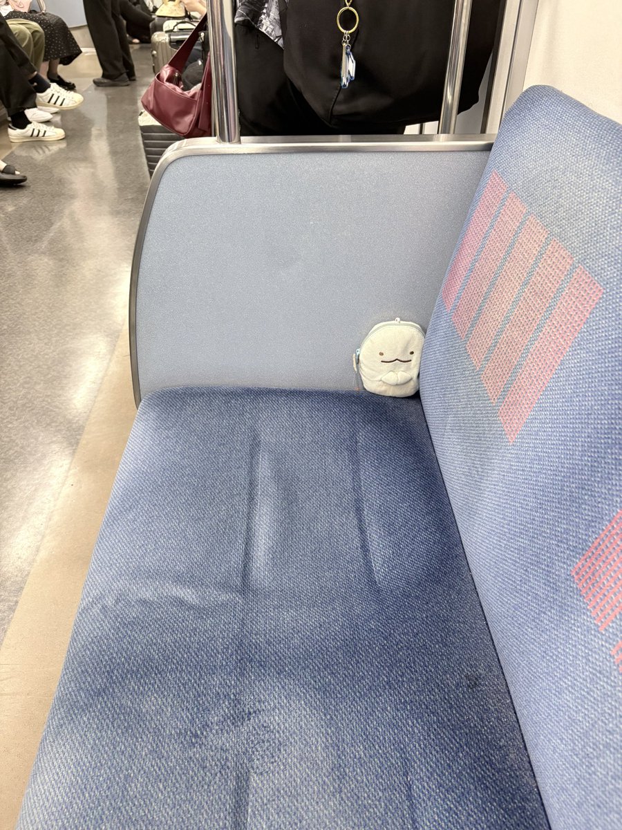 sbkblov's tweet photo. 誰かの忘れ物っぽいんだけどあまりにも''すみっこぐらし''し過ぎてないか？ https://t.co/H8zkNPkH8D