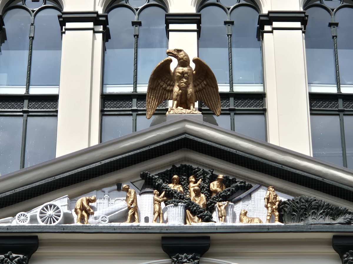 GeraldM64883070's tweet photo. The Hop Exchange, Southwark Street. Not sure about the eagle and hop workers being recently 'Trumpified in gold'π€ #streetsoflondon #architecturephotography #alwayslookup #lovelondon https://t.co/mjsNbYt5As