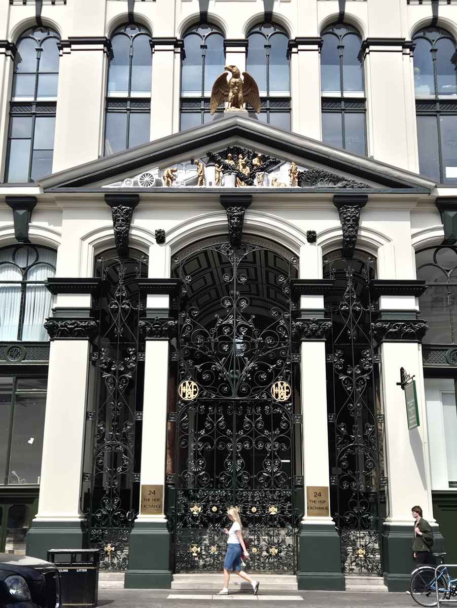 GeraldM64883070's tweet photo. The Hop Exchange, Southwark Street. Not sure about the eagle and hop workers being recently 'Trumpified in gold'π€ #streetsoflondon #architecturephotography #alwayslookup #lovelondon https://t.co/mjsNbYt5As