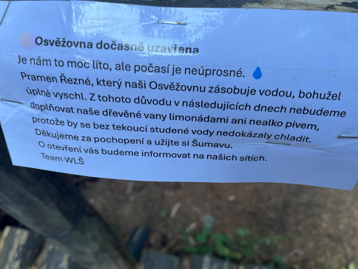 JakubZelezny's tweet photo. Na💚Šumavu jezdíme x let. Na totéž místo. Když tam, kudy x let teče voda, jsou vyschlá koryta (a spolek #welovesumava zruší i osvěžovnu), tak jeden nemusí být hydrolog, aby viděl, že “něco je jinak”. Přejeme nejen Šumavě víc vody (jen nevím, zda pomůže Koalice proti suchu…). J. https://t.co/RmiWpLwtvQ