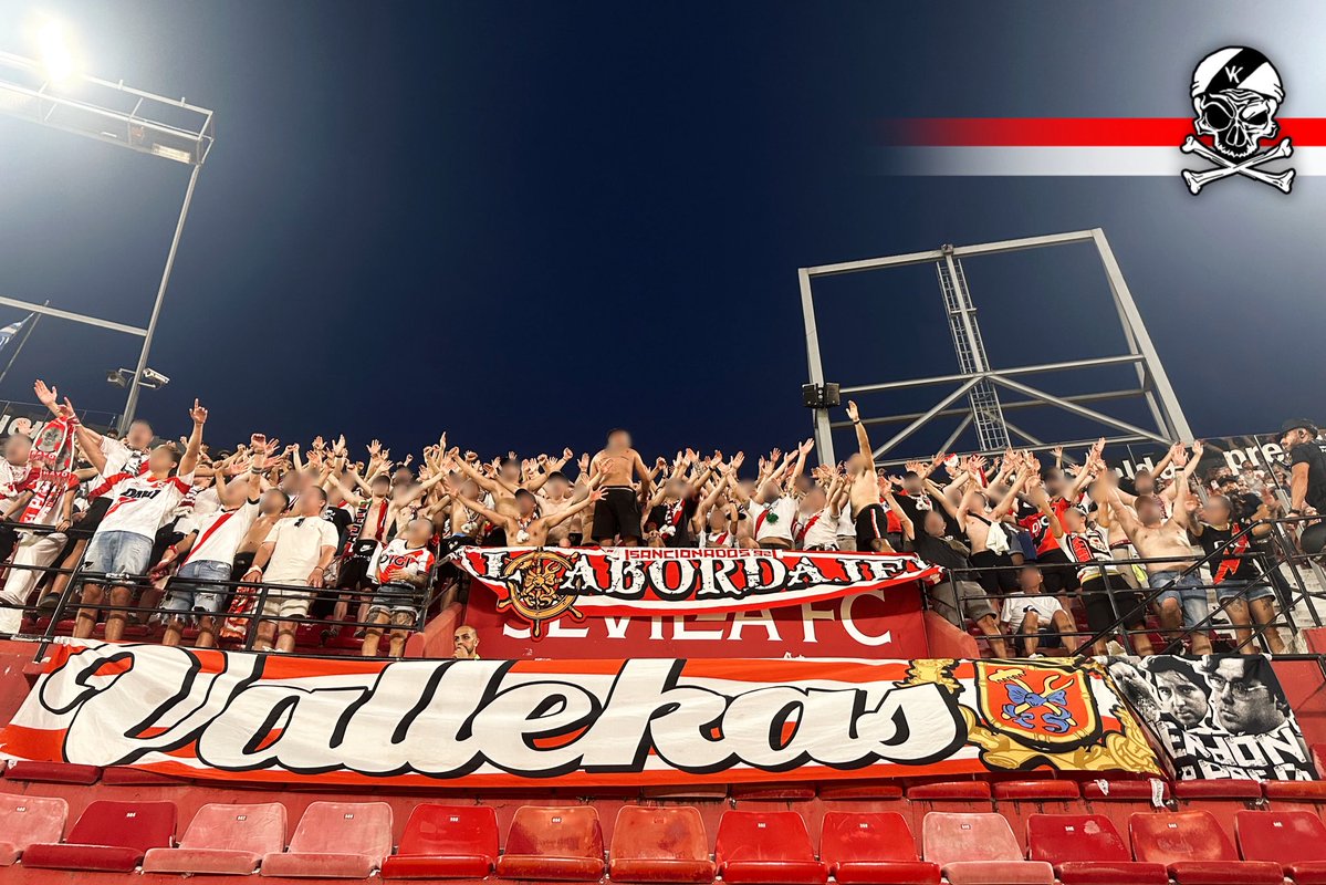 bukaneros92's tweet photo. Porque quien destroza al Rayo Vallecano es Raúl Martín Presa.

Porque quien lo cuida, defiende y mantiene vivo es el Rayismo. 

No sabremos dónde vamos a jugar de local en 4 días, pero sí que la Franja no iba a estar sola en Sevilla. https://t.co/4W1jK0AnGr