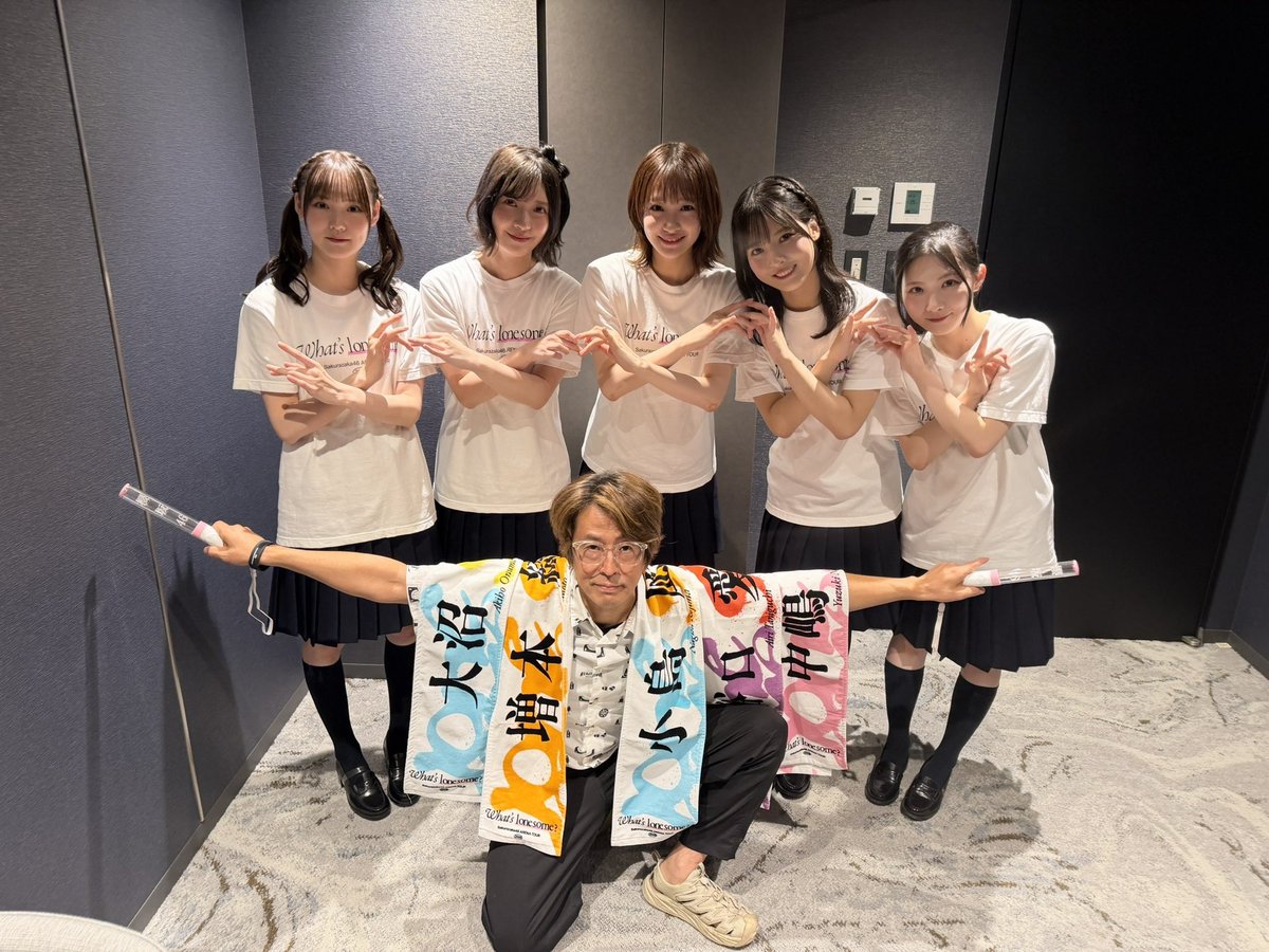 sakura__meets's tweet photo. 🌸❄️🌸❄️🌸❄️🌸❄️🌸
 
#櫻坂46 meets ホリケン
サクラミーツ記念写真📸

🌸❄️🌸❄️🌸❄️🌸❄️🌸
 
ホリケンさん、
またぜひ遊びに来て下さい☺️
 
TVer
▷https://t.co/QsOM5uCNZn
ABEMA
▷https://t.co/QDmrrJHxTE
9/10🎫
▷https://t.co/htqzGLSfUM

＠horiuchi_ken
#櫻坂46_Whatslonesome
#Sakurazaka46 https://t.co/SIrk7q8EYT