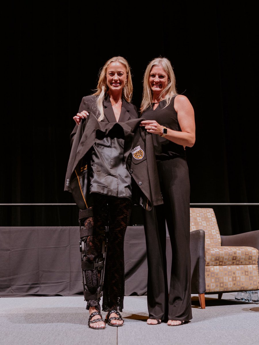 MizzouWBB's tweet photo. Happy birthday to our queen, Spicy Sophie!! 🥳🐯

A Hall of Famer, a Tiger forever, and still one of the toughest to do it. Enjoy your day, @sophaller ! 💛

#MIZ x #OurZou https://t.co/5wf8lj89FG
