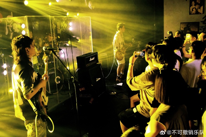 SafiulAzis's tweet photo. Just left the indie music show—still buzzing from that raw live energy and the crowd singing every lyric together! Don’t miss out on local gigs this season https://t.co/4sdtoZIQAq
