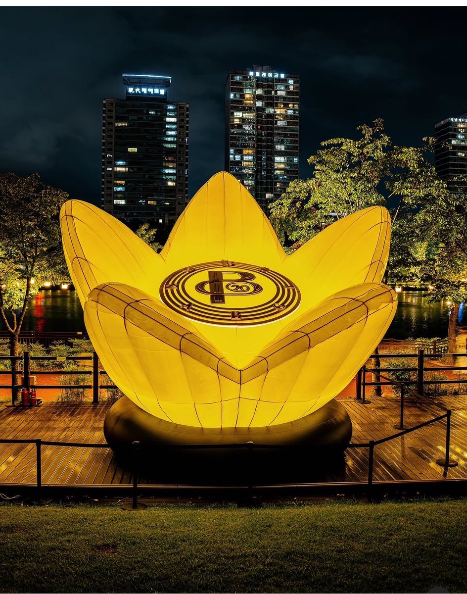 cleyeliner's tweet photo. imagine hating on bigbang in korea and the entire city is filled with decorations 😭😭😭😭😭 https://t.co/Cxg0AdOq1v
