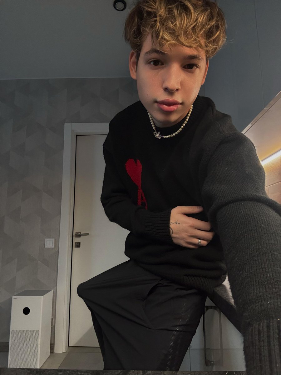 BabyAlekssasm's tweet photo. am i ur type? https://t.co/yR1BNKUL2i