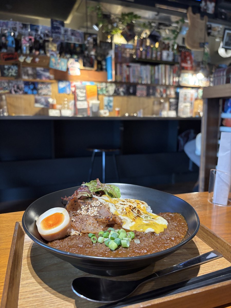 reikozzy1's tweet photo. ROCKなカレー屋YASSカレーさんに行ってきました🤘お店は初めて🔰ROCKな曲が流れ、お店の中はROCKなものが所狭しと飾られていてどこを見ても楽しい😆
メタ裏タオル発見🤘カレーは焼きチーズと豚トロのせをいただきましたが美味しい！いつまでも食べていたい美味しさでした🤘 https://t.co/t6A6eCOzeP