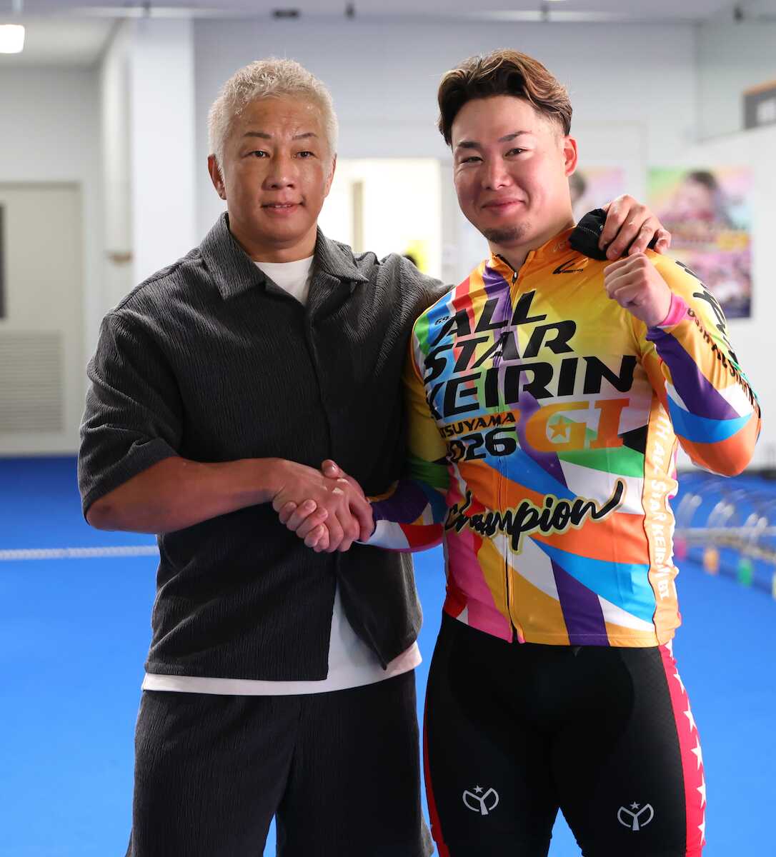 sponichikeirin's tweet photo. 【#松山競輪 ＧⅠ #オールスター競輪 決勝戦】

このシーンが見たかった。厳しい言葉も全てこの時のためにあった
殊勲の #犬伏湧也 の肩を抱き、握手する師匠の #小倉竜二

#スポニチ #競輪 https://t.co/5GurdsbPW0