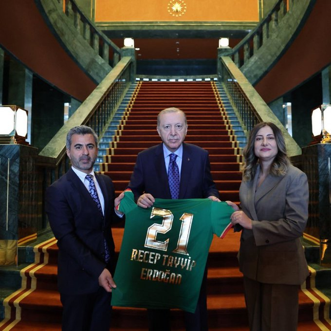 Galipilhaner's tweet photo. Amedspor PKK yerine kullanılabilir. 
Önümüzdeki 2026-2027 Futbol Sezonunda, #Amedspor'un PKK’nın yerine Türkiye’yi karıştırmak için kullanılacağını düşünüyorum.

Amedspor’un her maçı, adeta bir Türk-Kürt maçına dönüştürülecek.

Amedspor’un yöneticileri son derece sorumlu davranmalıdır.

İşe, Amedspor’un adının değiştirilmesi ile başlayabilirler mesela. 

Amedspor’un adı bi kere faul

Amedspor Bizans takımı değildir. 
Amedspor bir Türk takımıdır.
Buna göre hareket etmelidir.

Adını Diyarbekirspor olarak değiştirebilir.

Diyarspor, Anadoluspor, Surspor, Hevselspor,  ... gibi bir isim de olabilir.

Amedspor'a yeni PKK rolü verecekler.
Amedspor yöneticileri Türkiye’ye zarar verebilecek hiç bir projenin, oyunun, ... içinde olmamalıdır.