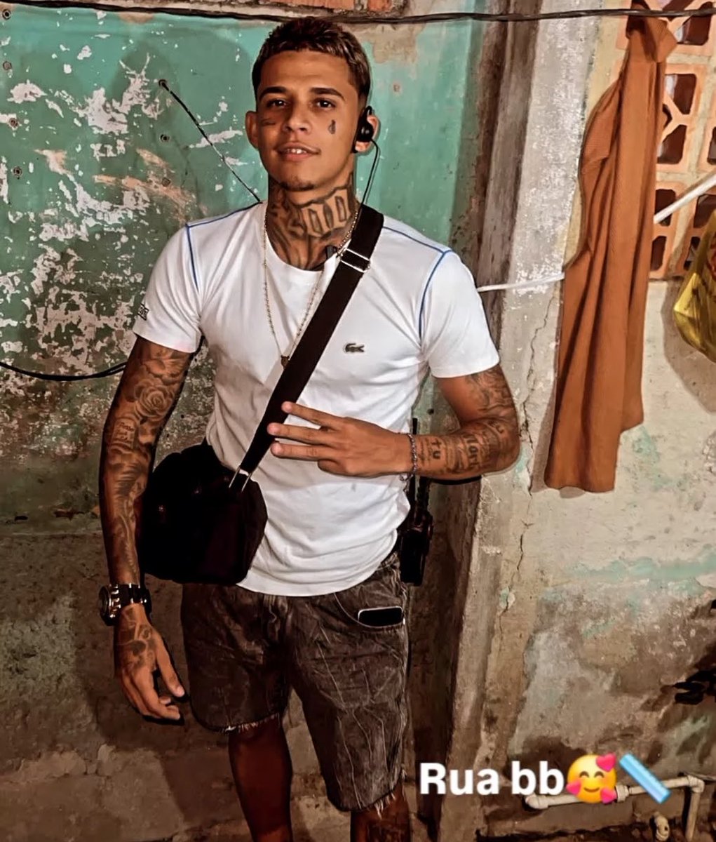 baudorio's tweet photo. ⚠️VEJA: O traficante Polenta, que atuava no Complexo de Israel (TCP), caiu em uma "tróia" organizada pelos rivais do Comando Vermelho.

Criminosos do CV afirmaram que ele marcou um encontro com uma mulher. Mas, ao chegar no local, era os rivais que usaram um fake para atrai-lo. https://t.co/DfdxMLX83b