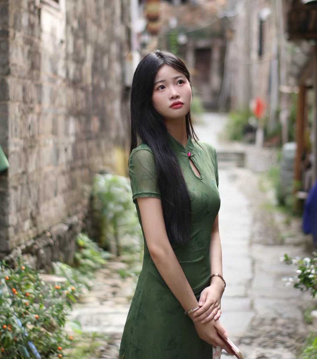 Rdvnsrcgl30's tweet photo. 沧州良家人妻邻家乖乖女的感觉 床上被按着手指进进出出时对镜不停说骚话嘴巴一直张着喘【14P+4V/288MB】
观看地址：https://t.co/nmKfEslxMV https://t.co/RYaQ8se8n4