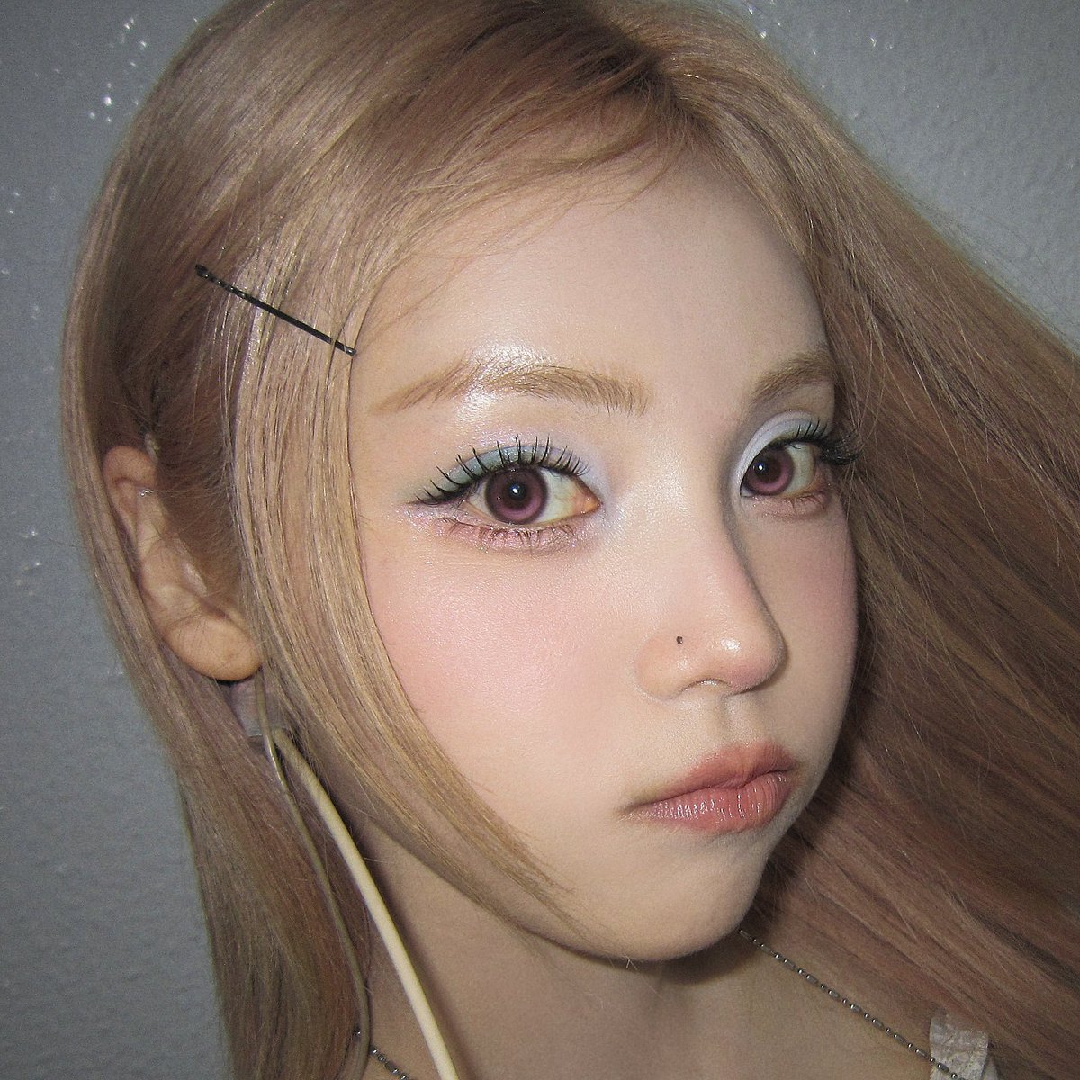 zindories's tweet photo. the pink lenses + this makeup are so perfect on her https://t.co/fQzD67BdS0