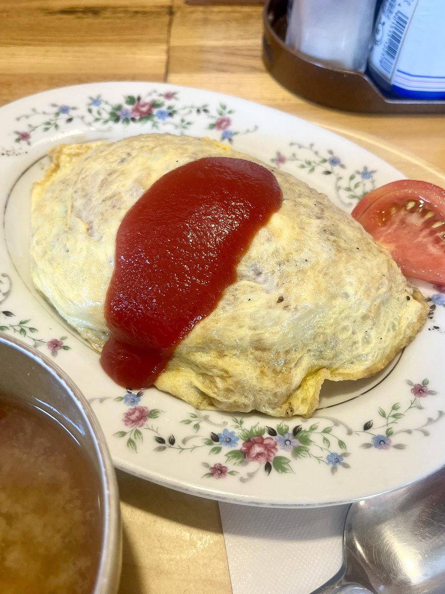 maaboomenman's tweet photo. 新潟市江南区亀田中島2-6-8の【太和良食堂】の『オムライス(¥800税込)』♪デミグラスソースでなくトマトケチャップでして♪フワトロタマゴでなくウスヤキタマゴでして♪スープでなく味噌汁でして♪1年に数回♪無性に"ウシジマ君のオムライス"を食べたくなりまして♪ #新潟グルメ #新潟食堂 #太和良食堂 https://t.co/QoXoAMVCYR