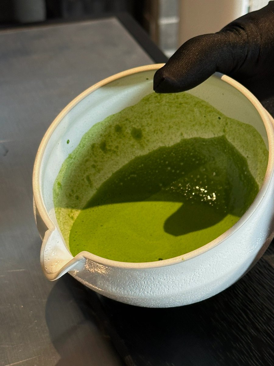 Chavitria1's tweet photo. Just tried this new cold-pressed matcha powder! Vibrant green, smooth flavor, no bitter aftertaste—perfect for lattes or smoothies. 10/10 would repurchase!， https://t.co/ew4PD5dkZc