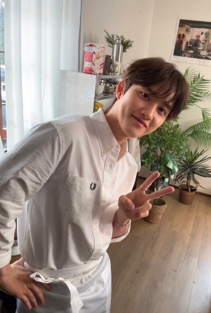 clairmerence's tweet photo. นึกออกแล้วว่าทรงผมของวันนี้เคยเห็นคยองซูทำเมื่อไหร่ ทรงเดียวกับตอนถ่าย Doh's Recipe นี่เอง เป็นช่วงที่ไว้ยาวพอๆ กับตอนนี้เลย หล่อแบบหวานซอฟต์มาก https://t.co/lLZWeunU1T