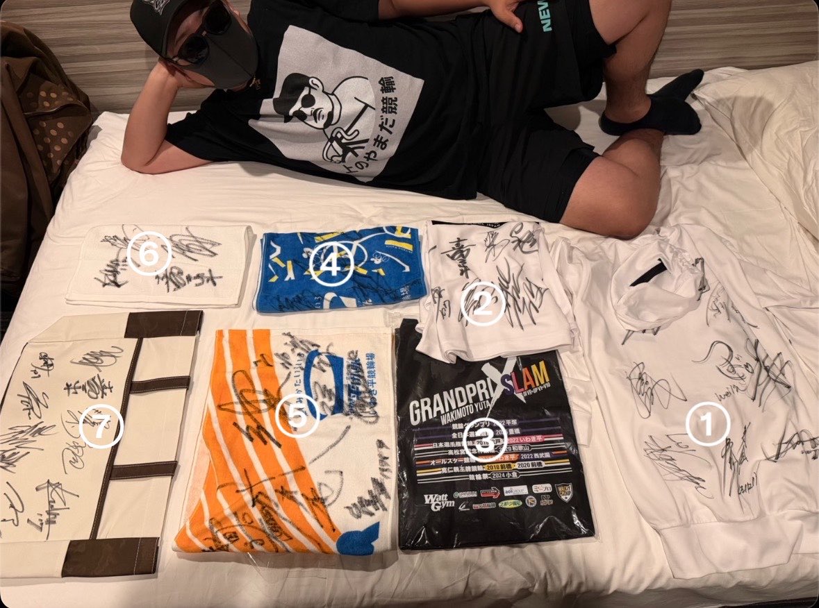 rikabariy33's tweet photo. 【第一弾】オールスタープレゼント企画🎁

やまだがチャリティーオークションで落札してきた競輪グッズをプレゼントします！

②S級S班9選手サイン入りオリジナルTシャツ

⑤福島支部選手サイン入りタオル

⑥S級S班9選手サイン入りオリジナルタオル

応募方法は下記ポストにて。

残りはYouTubeにてプレゼントします！
動画更新を待て。

https://t.co/tIewxqt3eR
