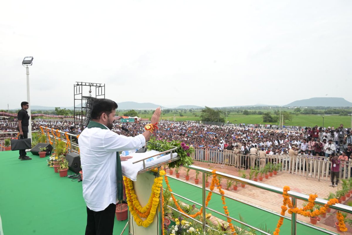 TelanganaCMO's tweet photo. ములుగు జిల్లాలో కొత్తగా నిర్మించిన కలెక్టరేట్ భవన సముదాయాన్ని #IDOC ముఖ్యమంత్రి శ్రీ @revanth_anumula గారు ప్రారంభించారు. కలెక్టరేట్ ఆవరణలో ఏర్పాటు చేసిన తెలంగాణ తల్లి విగ్రహాన్ని ఆవిష్కరించారు.
✅ఈ సందర్భంగా ఏర్పాటు చేసిన సభలో ముఖ్యమంత్రి మాట్లాడుతూ, ములుగు జిల్లా సమగ్రాభివృద్ధికి అవసరమైన నిధులను మంజూరు చేస్తామని చెప్పారు. వేయి స్తంభాల గుడితో పోటీ పడే విధంగా వనదేవతలు సమ్మక్క - సారలమ్మ దేవాలయాన్ని అభివృద్ధి చేశారని చెప్పారు.
✅#Mulugu ప్రాంతానికి సంబంధించి ప్రత్యేకంగా జంపన్నవాగును నూటికి నూరు శాతం అభివృద్ధి చేస్తామన్నారు. సాగునీటి ప్రాజెక్టులపై ప్రత్యేకంగా సమీక్షించి అవసరమైన నిధులు మంజూరు చేస్తామని ప్రకటించారు.
✅జిల్లా కేంద్రంలో ఎస్పీ కార్యాలయంతో పాటు కోర్టు భవనాలను నిర్మించాలని మంత్రి సీతక్క గారు చేసిన సూచనల మేరకు వాటిని త్వరలోనే చేపడుతామని తెలిపారు. మల్లూరు నరసింహ స్వామి దేవాలయానికి కూడా నిధులు మంజూరు చేస్తామని చెప్పారు.
✅ఈ ప్రాంతంలోని ఆదివాసీ బిడ్డలు కష్టానికి మారుపేరు. మీ కష్టాలు తీరాలంటే, సాగునీరు అందించాలి. సాగునీటికి సంబంధించిన ప్రాజెక్టులను మంత్రి పొంగులేటి గారు త్వరలోనే సమీక్ష చేసి, అవసరమైన నిధులు మంజూరు చేస్తారని తెలిపారు.
✅ఈ ప్రాంతంలో యంగ్ ఇండియా ఇంటిగ్రేటెడ్ రెసిడెన్సియల్ స్కూల్, ఏటీసీలతో పాటు భవిష్యత్తులో సాంకేతిక విద్యను అందించడానికి ఈ ప్రాంత నిరుద్యోగుల కోసం ఏం కావాలన్నా నిధులను మంజూరు చేస్తామన్నారు.
✅రైతులు, ఆడపడుచులు, నిరుద్యోగ యువకులు, విద్యార్థుల విషయంలో ప్రభుత్వం పక్కా ప్రణాళికలతో ముందుకు పోతుందని వివరించారు. మారుతున్న పరిస్థితులకు అనుగుణంగా విద్యార్థులు తమ ఫోకస్ను మార్చుకోవాలని సూచించారు.
✅నర్సరీ నుండి 12వ వరకు విద్యకు ప్రాధాన్యతనిచ్చి, ఆ తర్వాత స్కిల్స్ నేర్చుకోవాలని ఈ సందర్భంగా యువతకు సూచించారు. విద్యతో పాటు సాంకేతిక నైపుణ్యం ఉన్నప్పుడే ప్రపంచంతో పోటీపడి రాణించగలరని, విద్య, సాంకేతిక నైపుణ్యం ఉంటే ఉద్యోగ, ఉపాధి అవకాశాలను అందిపుచ్చుకోవచ్చని అన్నారు.
✅"మీరు అండగా నిలబడండి. మీ సమస్యలన్నింటిని పరిష్కరిస్తాం. రాష్ట్రంలో పాడి పంటలు పండించుకుందాం. తెలంగాణ రాష్ట్రాన్ని సుభిక్షంగా తీర్చిదిద్దుకుందాం" అని పిలుపునిచ్చారు.
#Mulugu #SammakkaSaralamma #Collectorate #JanpannaVaagu
