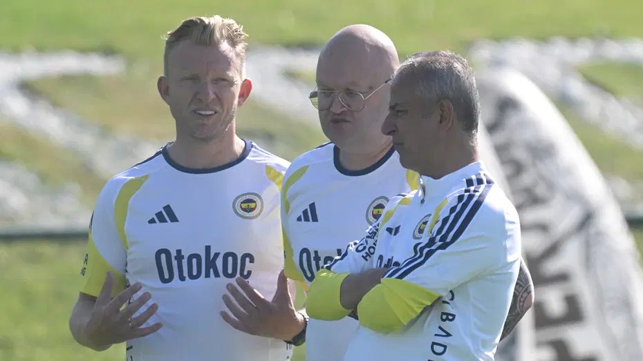 kafadooo's tweet photo. Dirk Kuyt: Hocam sağ kanada İrfan Can'ı mı koyalım yoksa Greenwood'u mu?

İsmail Kartal: İrfan Can'ı koyalım.

Dirk Kuyt: Neden İrfan Can hocam?

İsmail Kartal bunun üzerine Kuyt'ın yanından ayrılıp İrfan Can'ın yanına gider ve iki dakika sonra geri gelerek;

"Dedesinin adı İrfanmış, Can'ı da annesi istediği için koymuşlar ve böylelikle adı İrfan Can olmuş."
