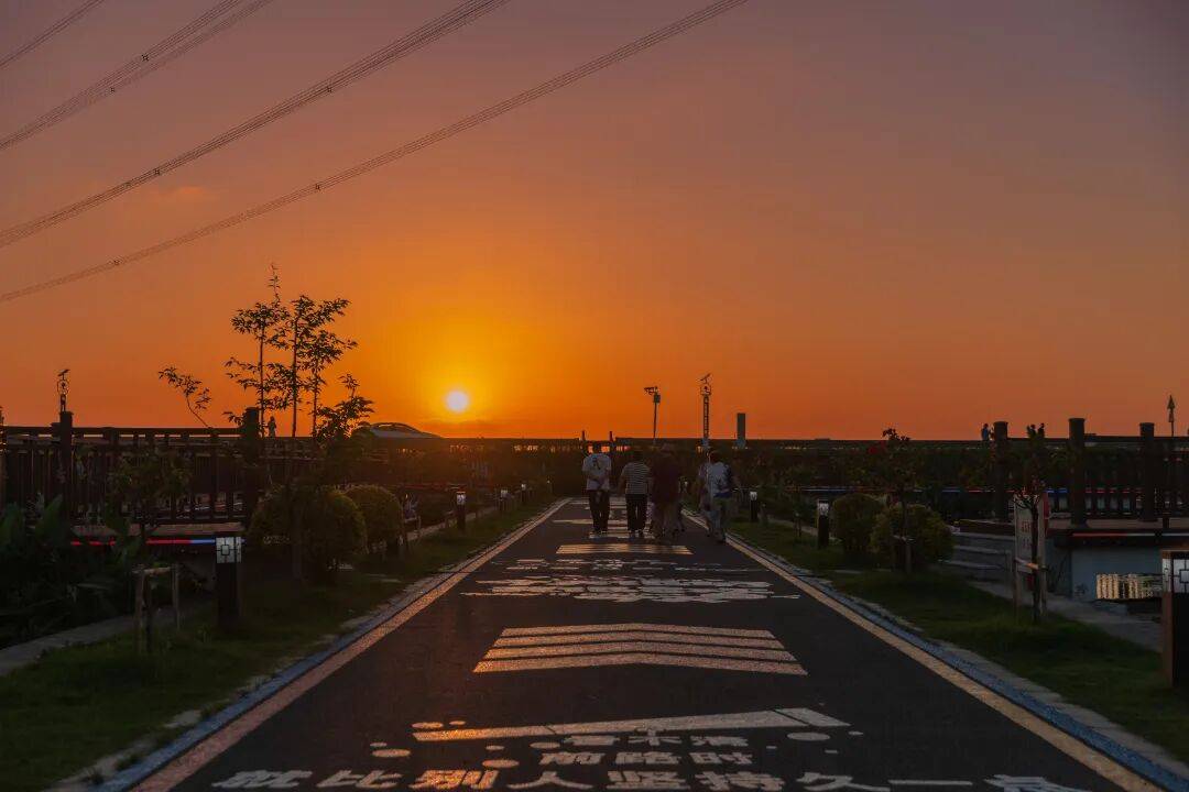 nuo003's tweet photo. Spent the morning wandering along the cobblestone paths of the coastal old town, sipped fresh lemon coffee at a waterfront café, and watched the sunset paint the sea pink—this small European town stole my heart entirely https://t.co/ckOUCgpJ8M