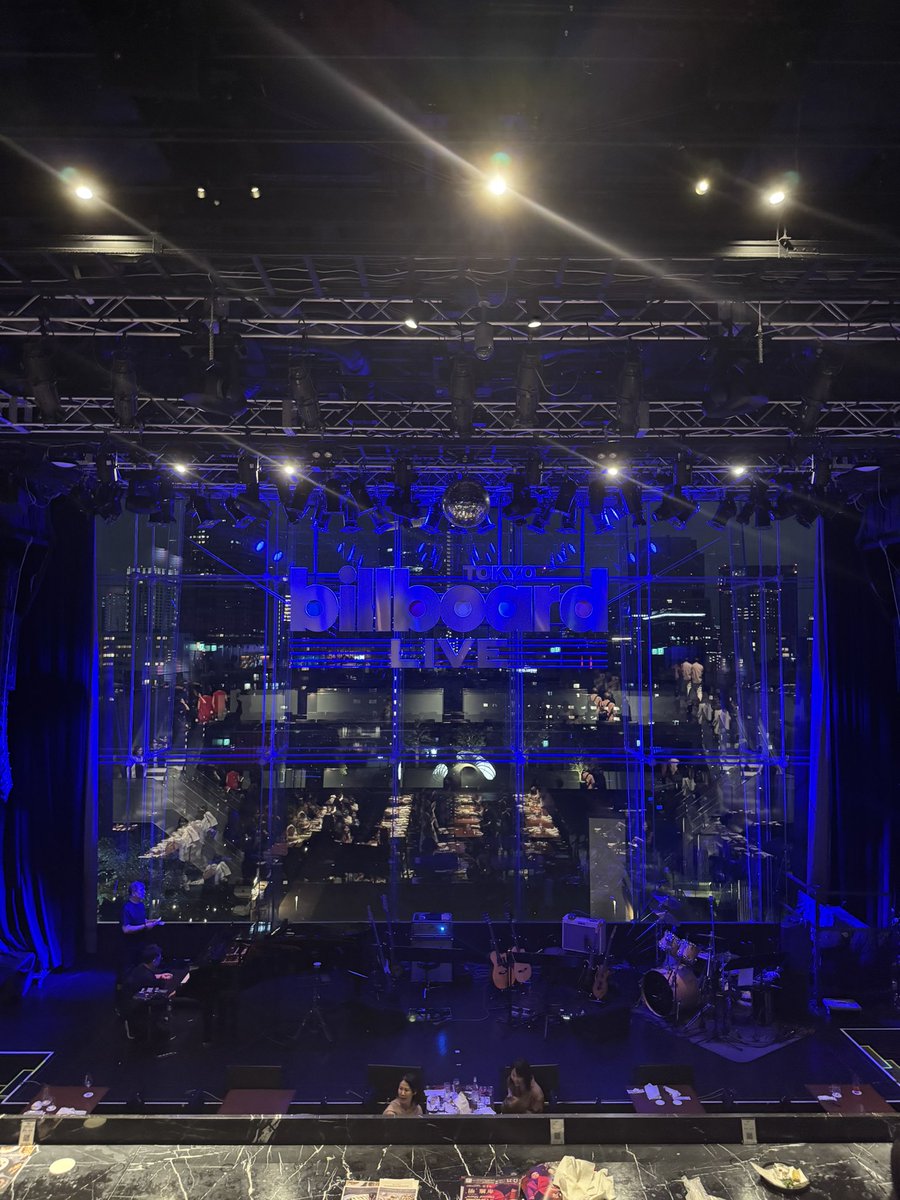 Nizi_Lions6_Az's tweet photo. 今日は人生で一度は生歌を聞きたかった布施明さんのコンサートへ
二十歳が行っていい空間か不安でしたが、布施さんのジャズ最高すぎるしお酒を呑みながら聞けるなんて今までで一番優雅な時間でした笑
個人的にめっちゃ聞きたかったマイウェイと君は薔薇より美しいも聞けてほんとに最高でした！
#布施明 https://t.co/InpjOj1SBh
