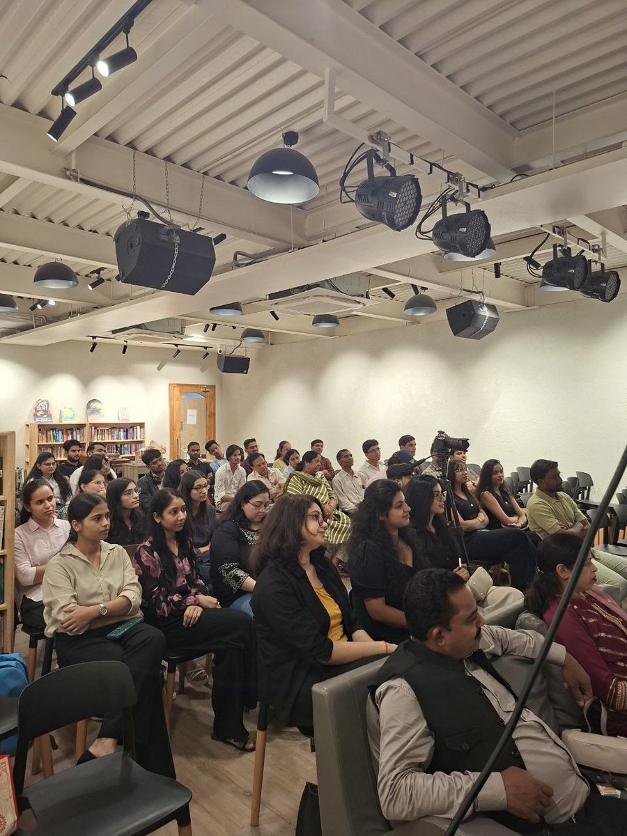 IndiaFutureAI's tweet photo. They came as learners!
They graduated as AI Creators! 🎓

The first Graduation Ceremony of the AI Creator Fellowship by @IndiaFutureAI 

We’re just getting started. 🇮🇳 https://t.co/5dLRyiMOtA