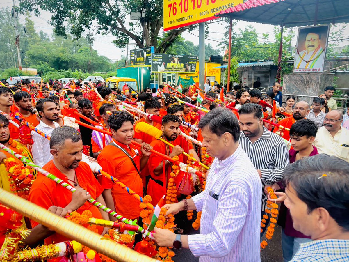 DhruvNarayanS_'s tweet photo. आज, श्री आदर्श दुर्गा उत्सव समिति द्वारा माँ नर्मदा के पावन बुदनी घाट से श्री महाकाल मंदिर, ईश्वर नगर तक आयोजित भव्य कावड़ यात्रा के ईश्वर नगर आगमन पर श्रद्धालुओं के साथ सहभागिता करने का सौभाग्य प्राप्त हुआ।

भगवान महाकाल एवं माँ नर्मदा की पावन कृपा सभी पर बनी रहे तथा यह धार्मिक यात्रा समाज में आस्था, संस्कार और एकता का संदेश देती रहे।

इस अवसर पर श्री सुशील सिंह ठाकुर जी, श्री प्रदीप राजपूत जी, श्री सुरेंद्र राजपूत जी, श्री विजय राजपूत जी, श्री जीत निशोदे जी सहित बड़ी संख्या में श्रद्धालु उपस्थित रहे।

हर हर महादेव 🚩🔱

#DhruvNarayanSingh | #BJP | #Bhopal | #MadhyaVidhanSabha