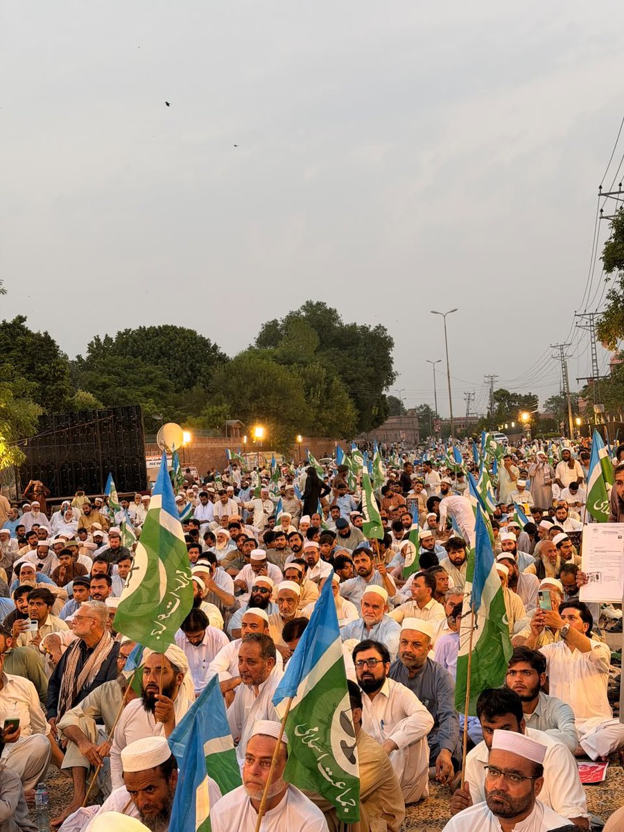 EhteshamUlHas19's tweet photo. پٹرولیم لیوی کے خلاف گورنر ہاؤس پشاور ۔
 عوام کی بڑی تعداد جماعت اسلامی کے دھرنے میں شریک ہیں ۔ 
#Dharna #JamaatIslami #Peshawar
#JIDharnaAgainstBhattaLevy https://t.co/ZvhyopFy3K
