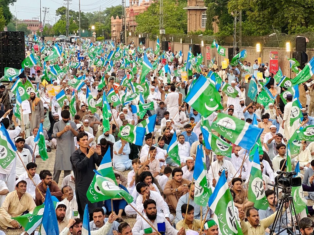 EhteshamUlHas19's tweet photo. پٹرولیم لیوی کے خلاف گورنر ہاؤس پشاور ۔
 عوام کی بڑی تعداد جماعت اسلامی کے دھرنے میں شریک ہیں ۔ 
#Dharna #JamaatIslami #Peshawar
#JIDharnaAgainstBhattaLevy https://t.co/ZvhyopFy3K