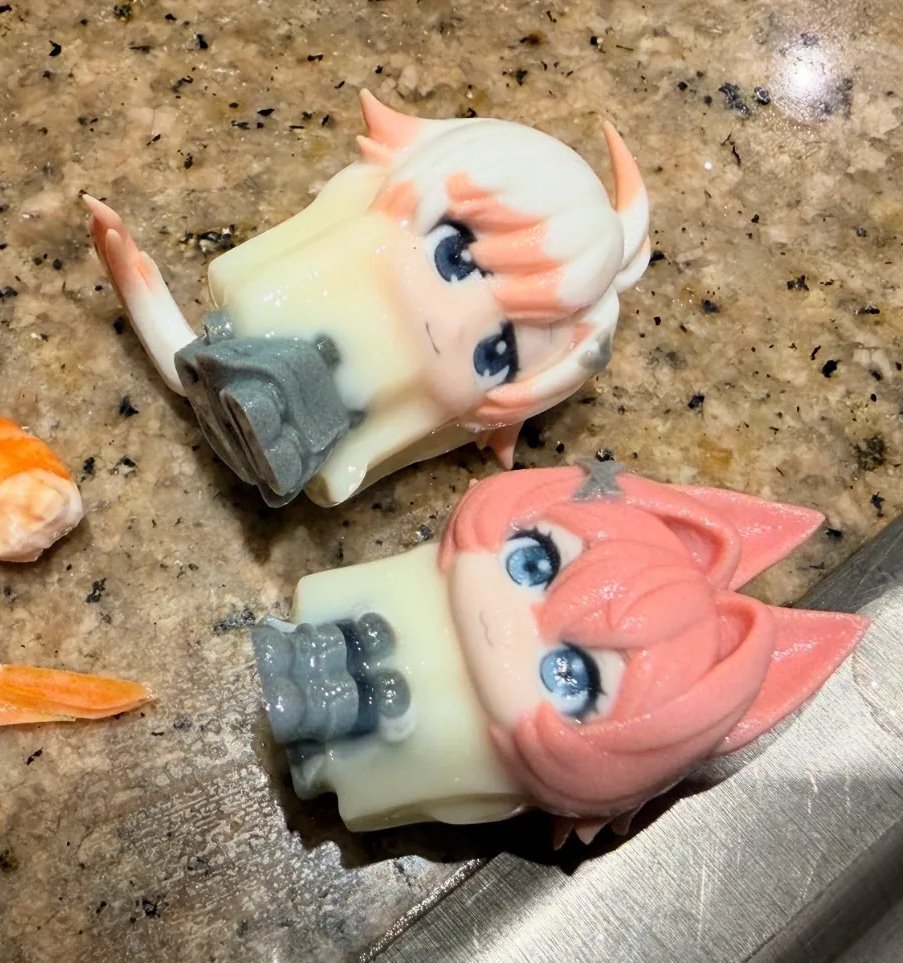 Paakoz101's tweet photo. Yalll loookiee, someone 3d printed my look up models. so cute huhu (do not mind them in cheese) https://t.co/7Azu0eFWqo